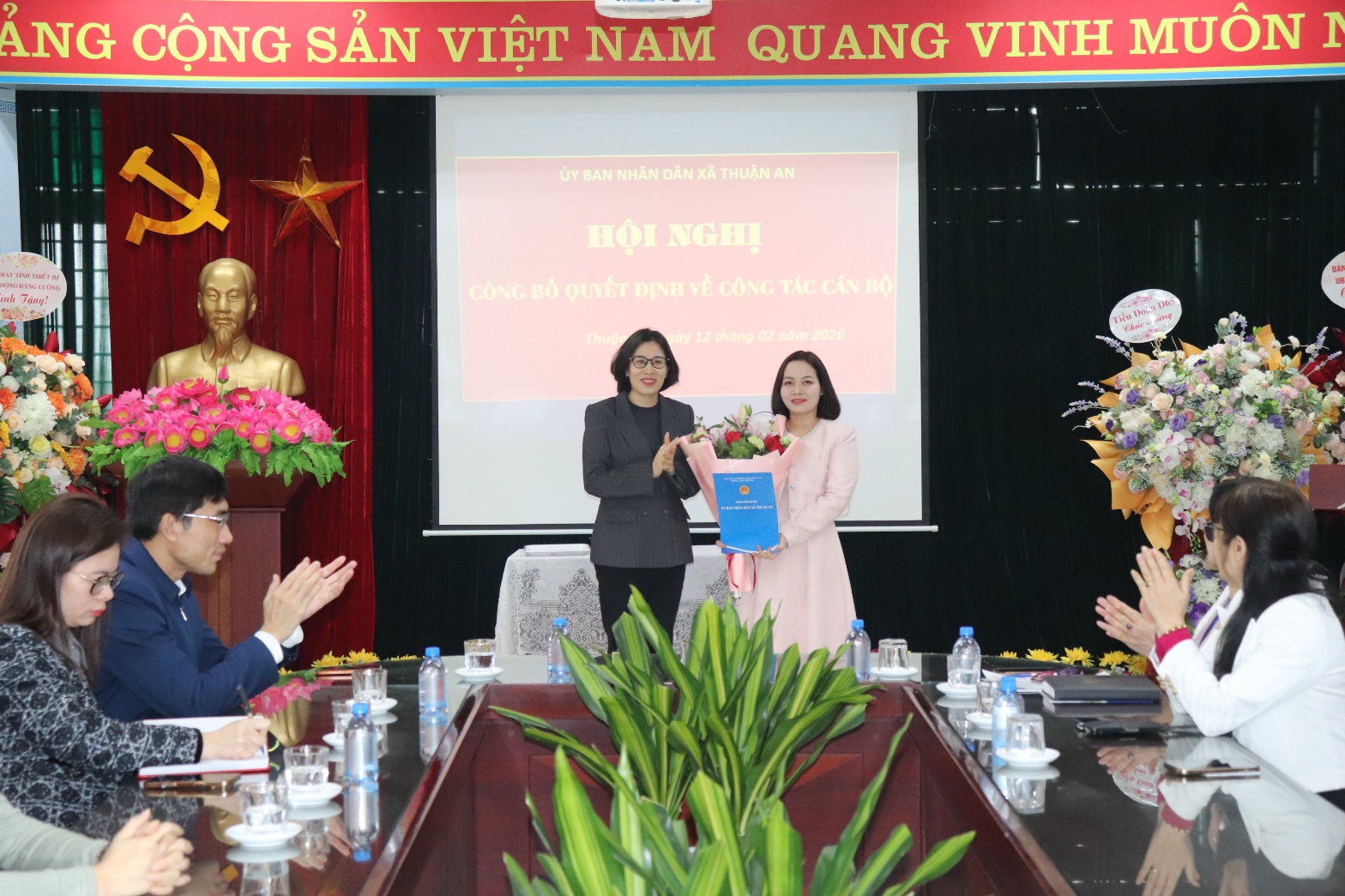 Ủy ban Nhân dân xã Thuận An công bố các Quyết định về công tác cán bộ- Ảnh 1.