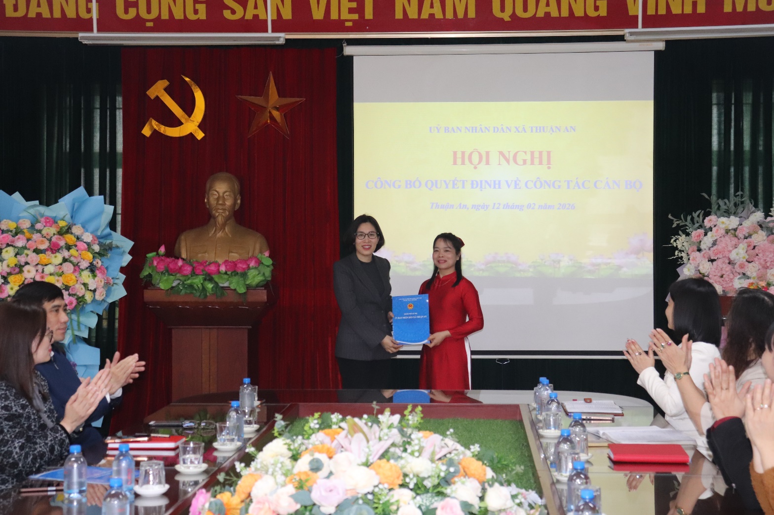 Ủy ban Nhân dân xã Thuận An công bố các Quyết định về công tác cán bộ- Ảnh 3.