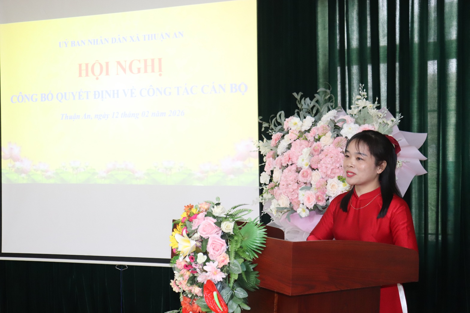 A person standing at a podium  AI-generated content may be incorrect.