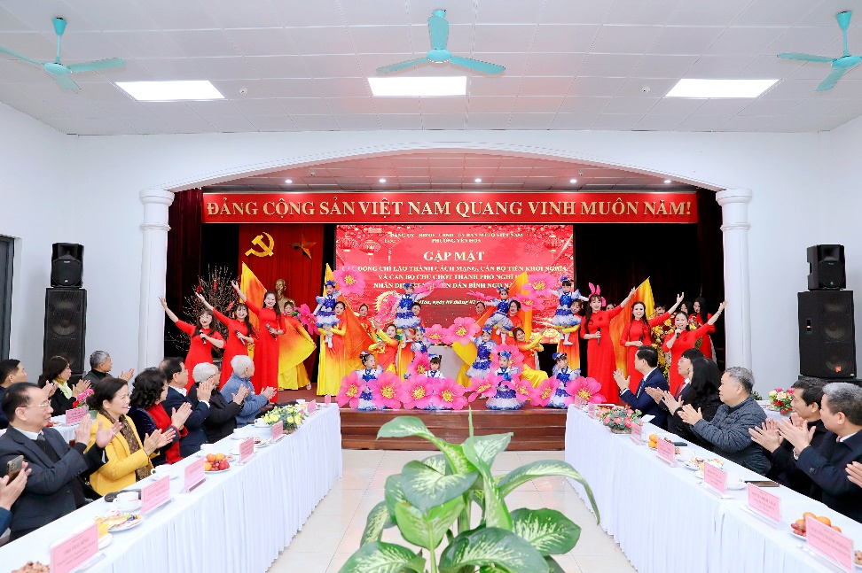 Phường Yên Hòa gặp mặt, tri ân cán bộ lão thành thành cách mạng, cán bộ tiền khởi nghĩa; các đồng chí nguyên cán bộ bộ chủ chốt Thành phố đang cư trú trên địa bàn phường nhân dịp Tết Bính Ngọ 2026- Ảnh 1.