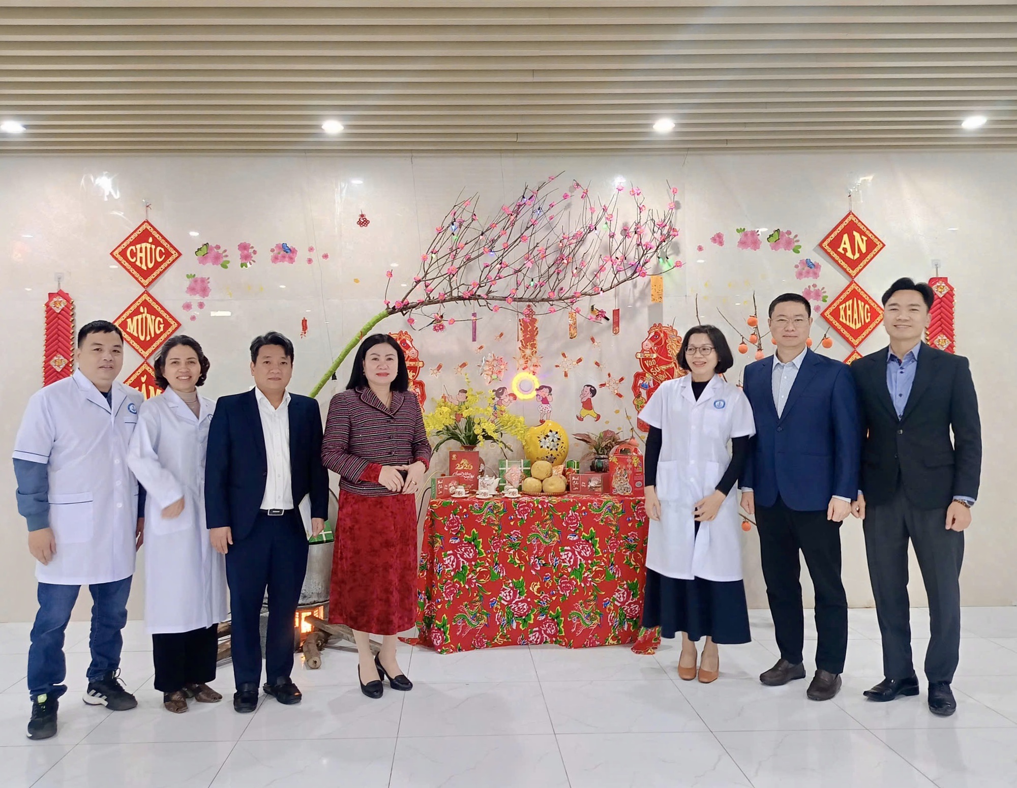 Lãnh đạo phường Nghĩa Đô thăm, tặng quà các đơn vị trực xuyên Tết, bảo đảm phục vụ Nhân dân dịp Xuân Bính Ngọ 2026- Ảnh 1.