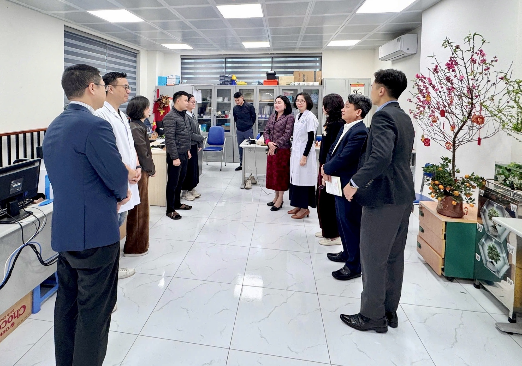 Lãnh đạo phường Nghĩa Đô thăm, tặng quà các đơn vị trực xuyên Tết, bảo đảm phục vụ Nhân dân dịp Xuân Bính Ngọ 2026- Ảnh 2.