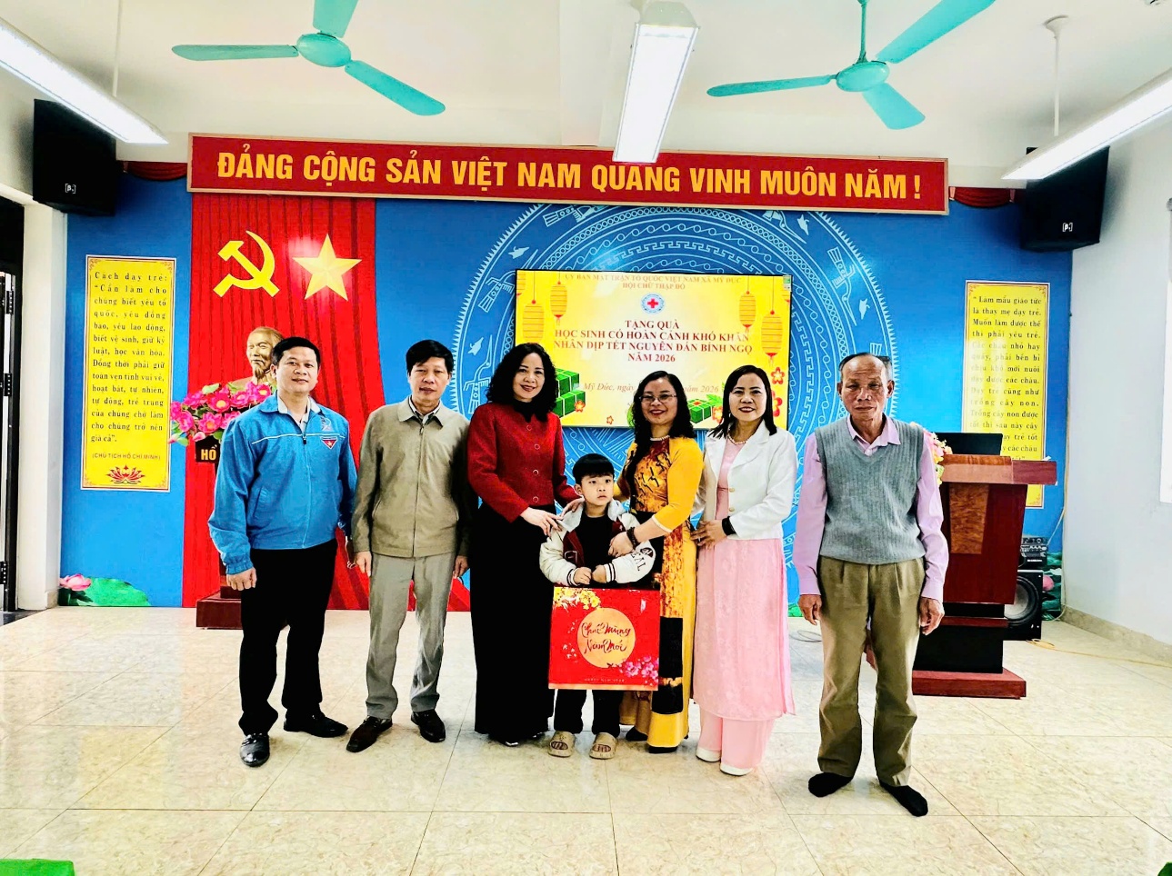 C:\Users\NOVATECHPC\Desktop\BKAVQ 2026\CTD TANG QUA\z7524440072014_210bb3bd548a421c7de24747f19d98b5.jpg