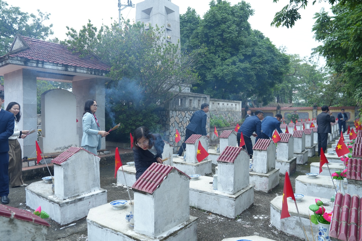 ĐOÀN LÃNH ĐẠO XÃ GIA LÂM DÂNG HƯƠNG, VIẾNG NGHĨA TRANG LIỆT SĨ NHÂN DỊP TẾT NGUYÊN ĐÁN BÍNH NGỌ 2026- Ảnh 3.