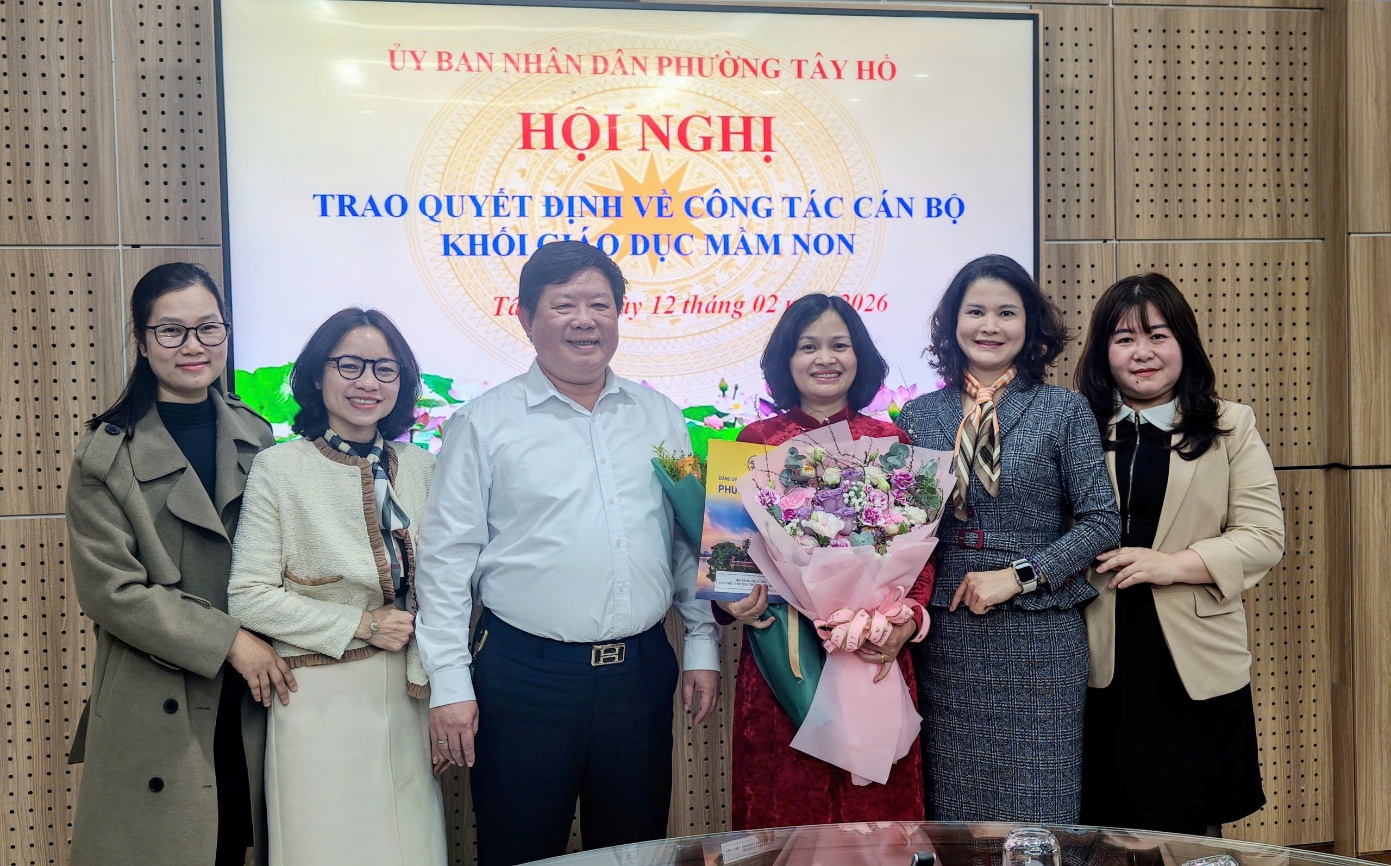 Phường Tây Hồ tổ chức Hội nghị công bố và trao quyết định về công tác cán bộ- Ảnh 4.