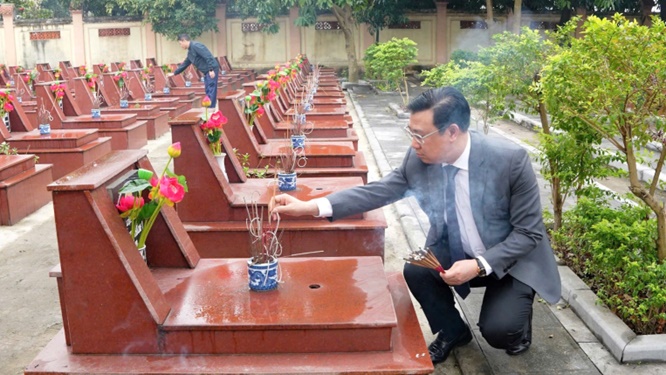 Lễ dâng hoa, dâng hương viếng Đài tưởng niệm và Nghĩa trang liệt sĩ nhân dịp Tết nguyên đán Bính Ngọ 2026- Ảnh 6.