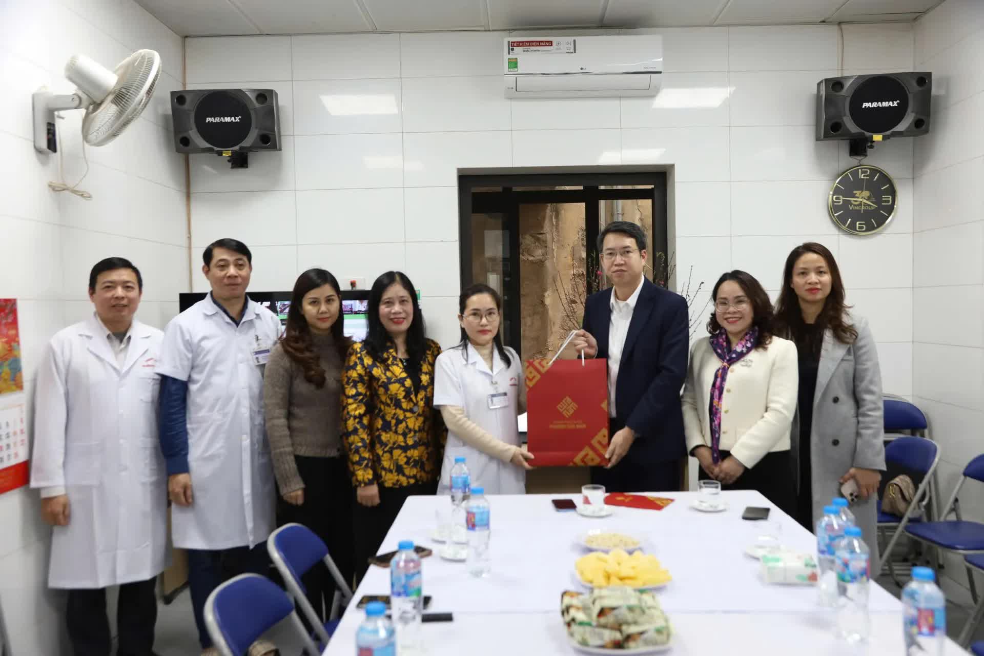 Lãnh đạo phường Cửa Nam tặng quà Tết cho nhân viên y tế có thành tích tiêu biểu- Ảnh 1.