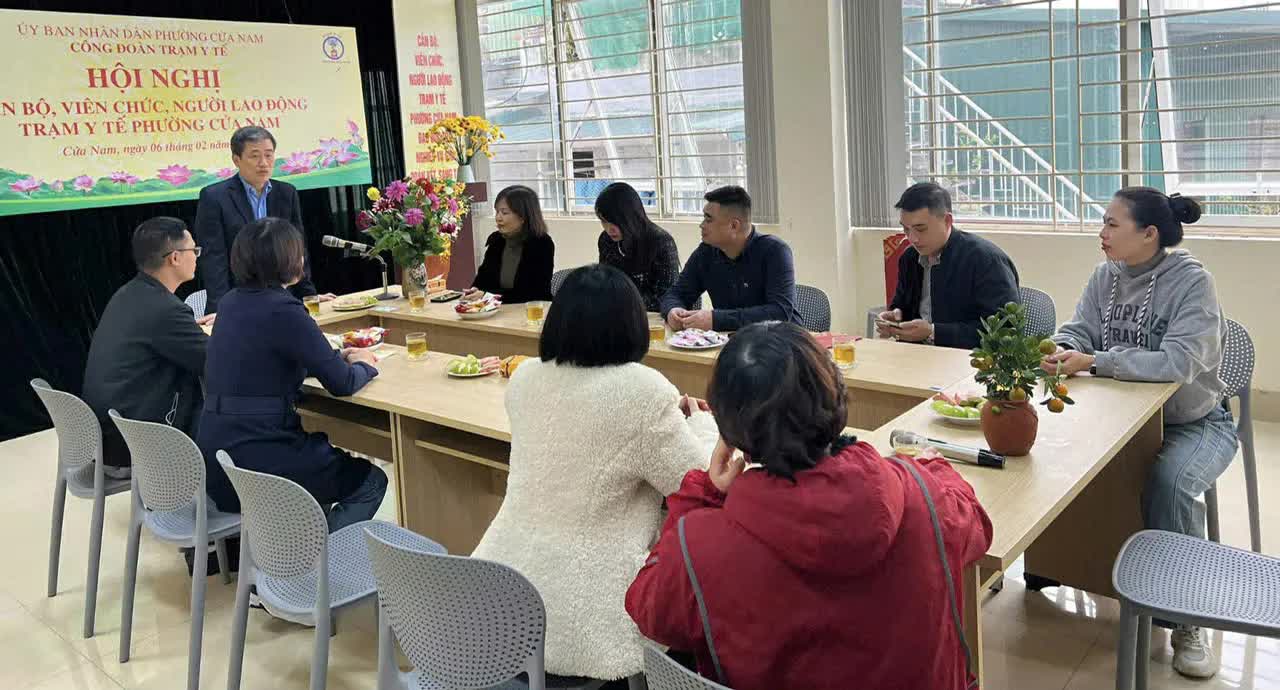 Lãnh đạo phường Cửa Nam tặng quà Tết cho nhân viên y tế có thành tích tiêu biểu- Ảnh 5.