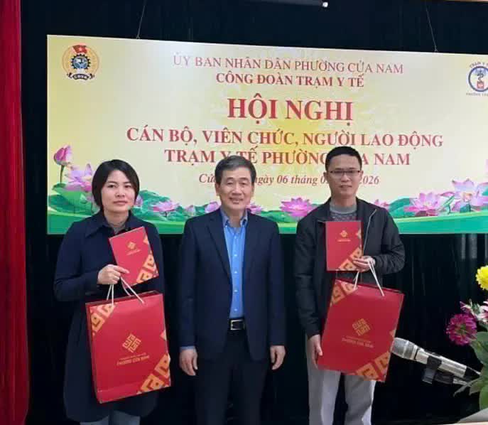 Lãnh đạo phường Cửa Nam tặng quà Tết cho nhân viên y tế có thành tích tiêu biểu- Ảnh 6.