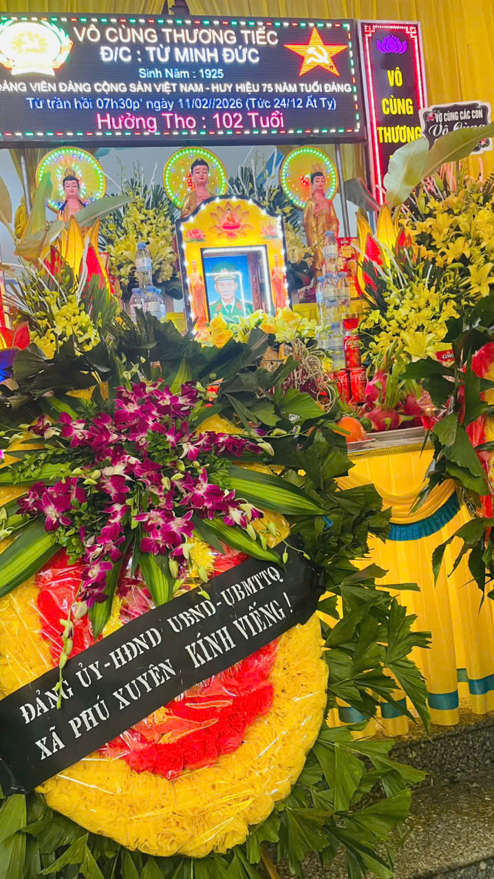Các đồng chí lãnh đạo Đảng ủy dự Lễ truy điệu Đảng viên 75 năm tuổi Đảng tại thôn Sơn Thanh- Ảnh 1.