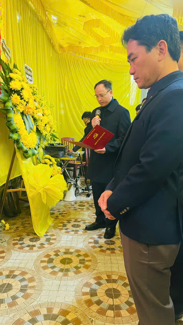 Các đồng chí lãnh đạo Đảng ủy dự Lễ truy điệu Đảng viên 75 năm tuổi Đảng tại thôn Sơn Thanh- Ảnh 2.