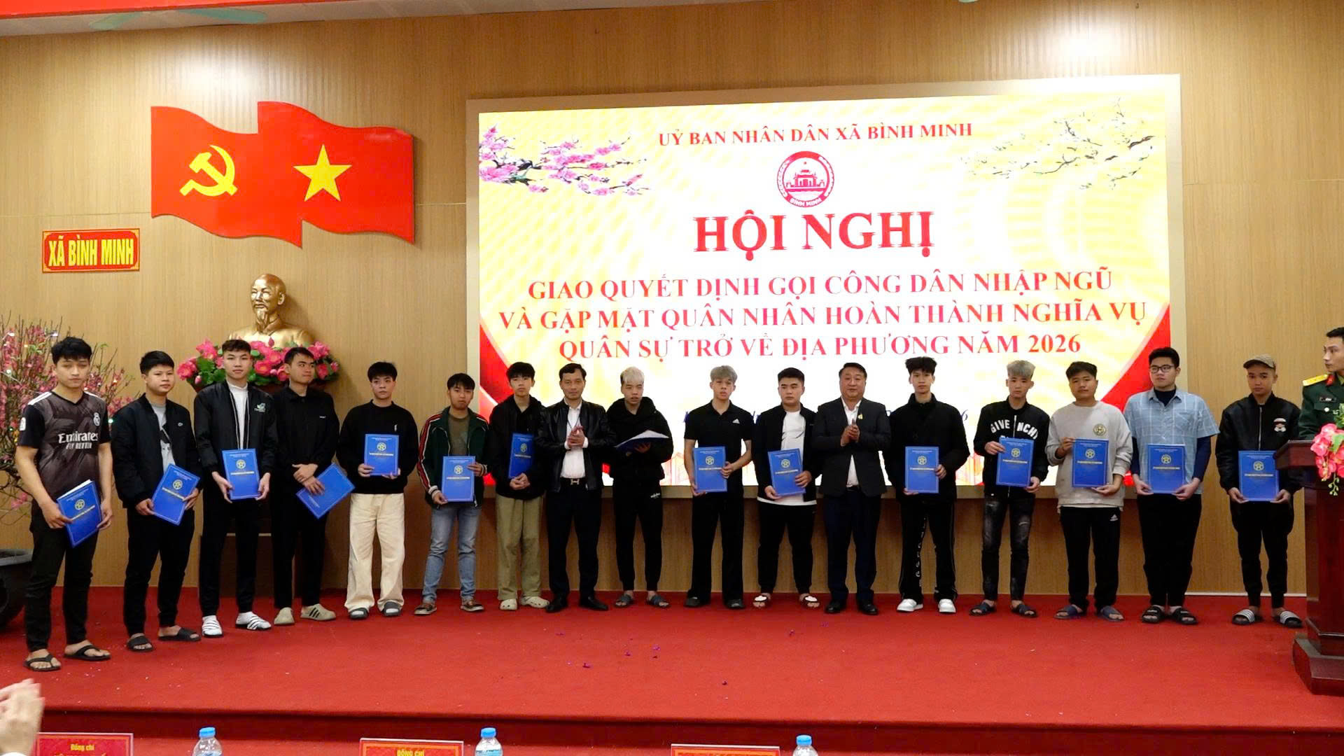 Xã Bình Minh giao quyết định gọi công dân nhập ngũ