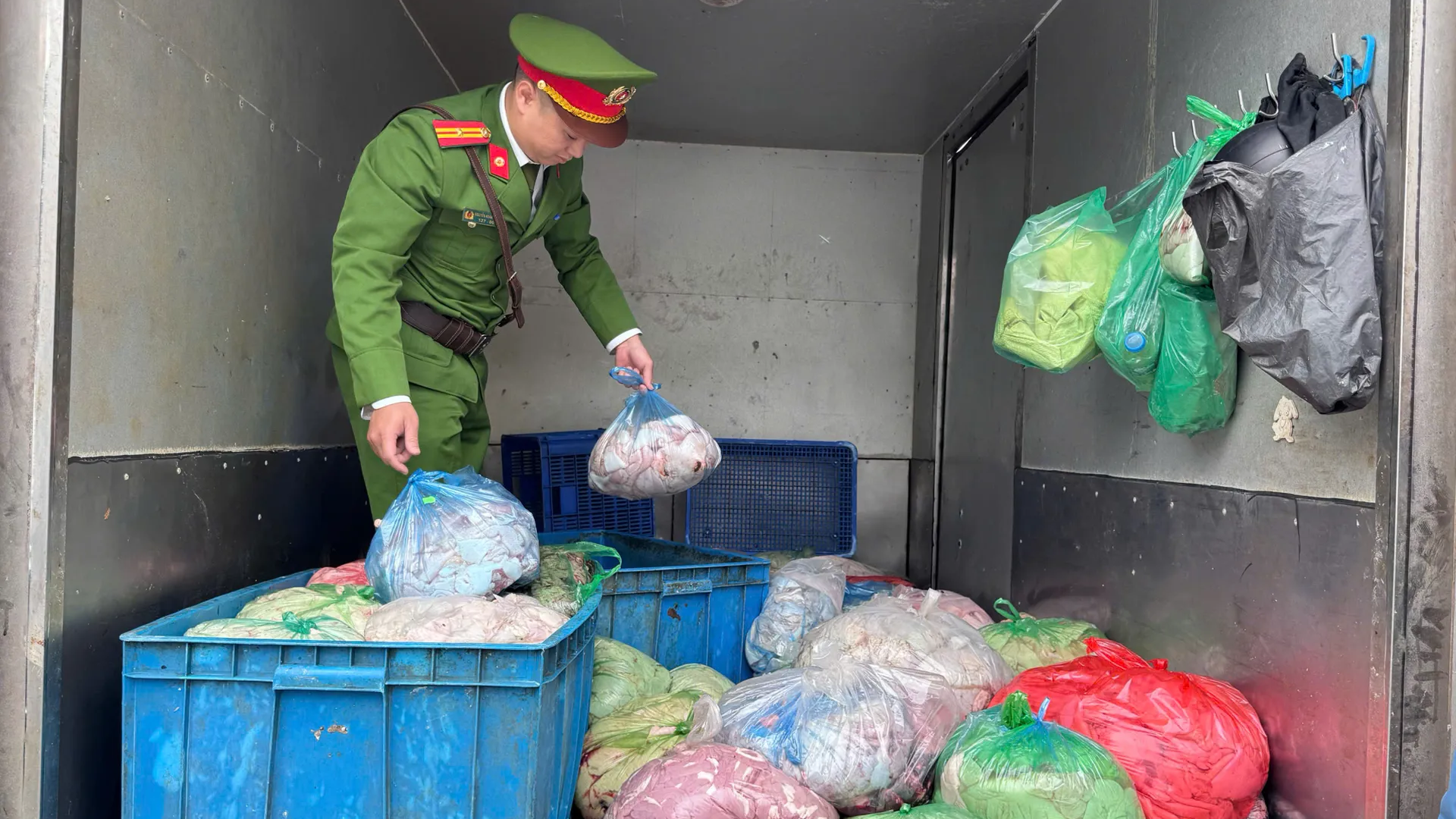 Tây Hồ: triệt phá vụ vận chuyển 350kg nội tạng động vật không rõ nguồn gốc- Ảnh 1.