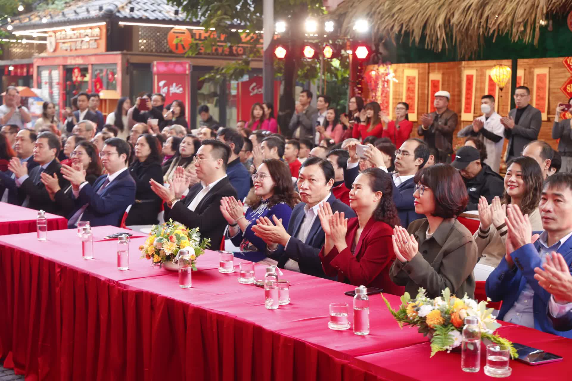 Không khí Tết rộn ràng trên Phố Sách Xuân Bính Ngọ 2026- Ảnh 4.