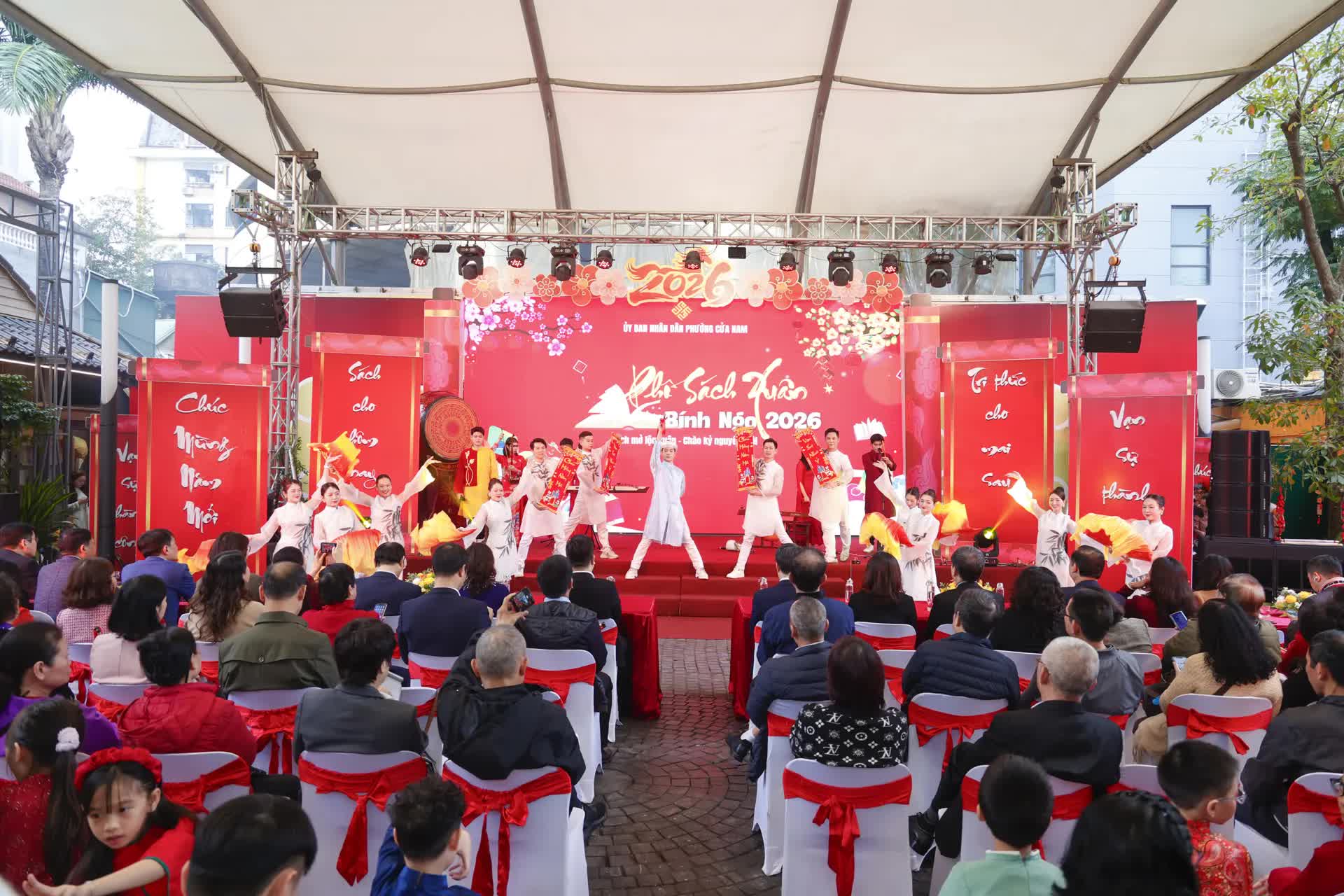 Không khí Tết rộn ràng trên Phố Sách Xuân Bính Ngọ 2026- Ảnh 19.