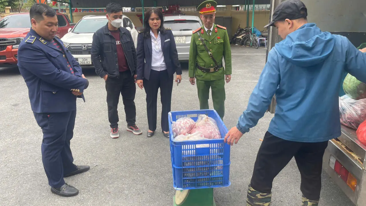 Tây Hồ: triệt phá vụ vận chuyển 350kg nội tạng động vật không rõ nguồn gốc- Ảnh 2.