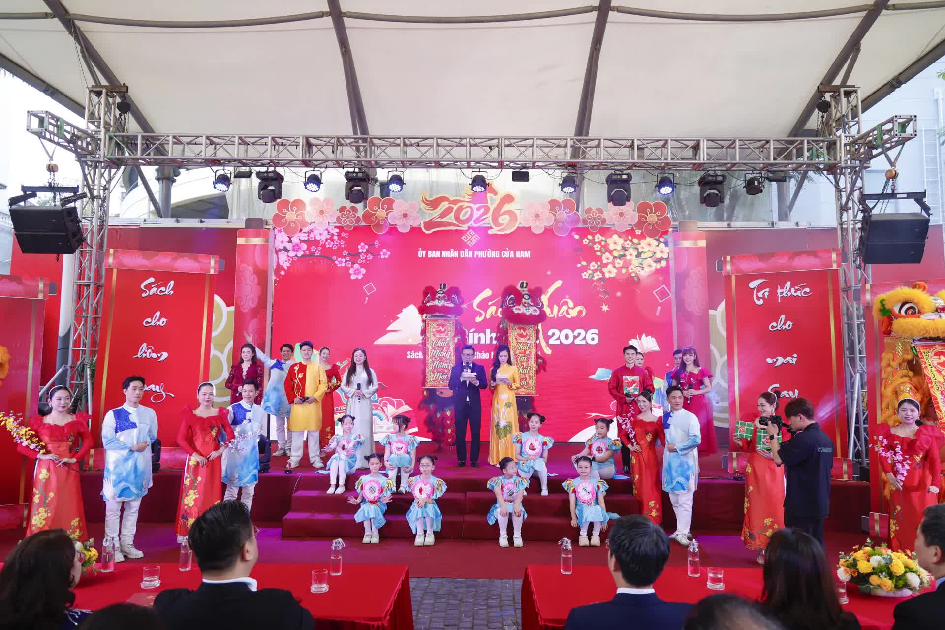 Không khí Tết rộn ràng trên Phố Sách Xuân Bính Ngọ 2026- Ảnh 23.