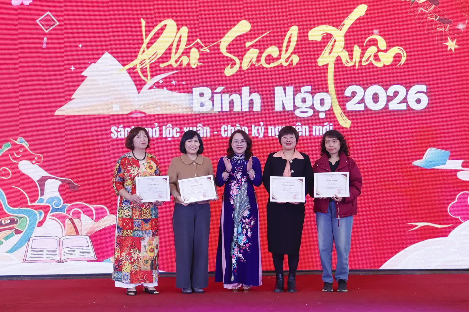 Không khí Tết rộn ràng trên Phố Sách Xuân Bính Ngọ 2026- Ảnh 3.