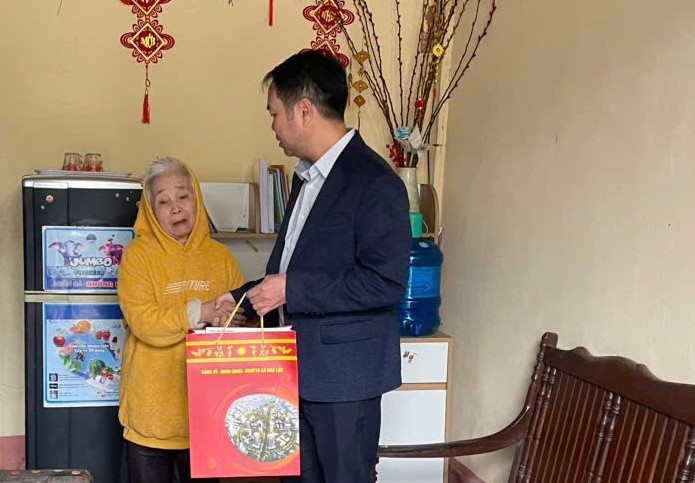 Chủ tịch UBND xã Hòa Lạc thăm, tặng quà các hộ khó khăn, yếu thế tại thôn 1- Ảnh 2.