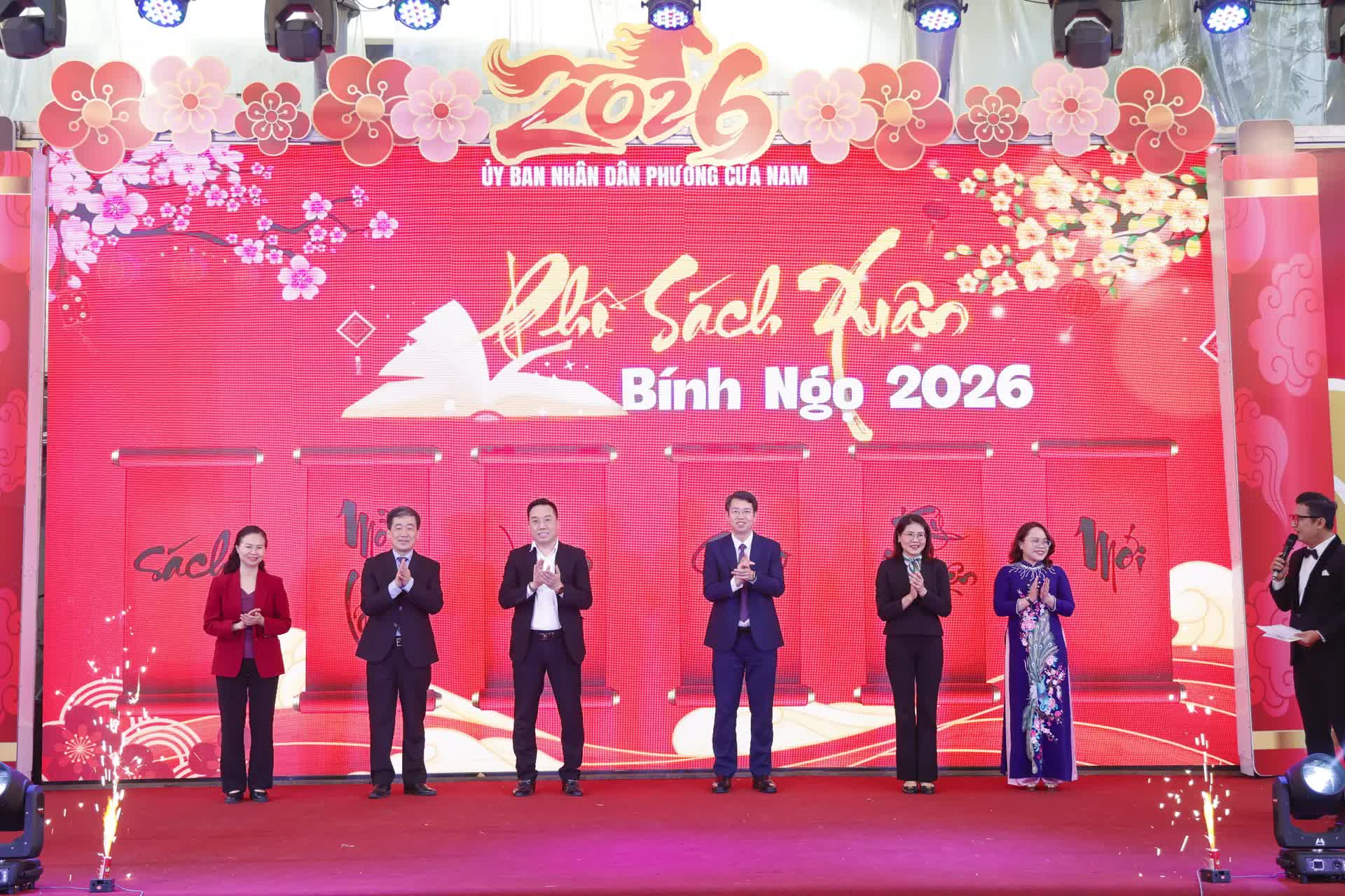 Không khí Tết rộn ràng trên Phố Sách Xuân Bính Ngọ 2026- Ảnh 1.