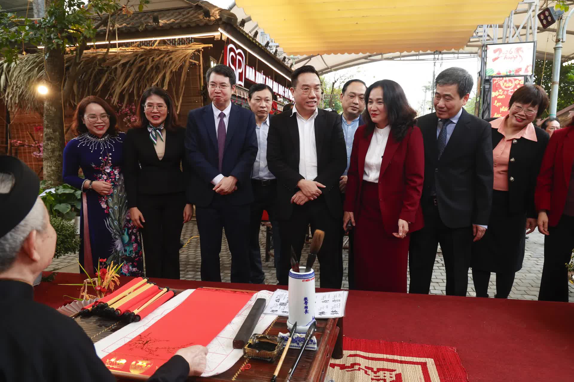 Không khí Tết rộn ràng trên Phố Sách Xuân Bính Ngọ 2026- Ảnh 5.