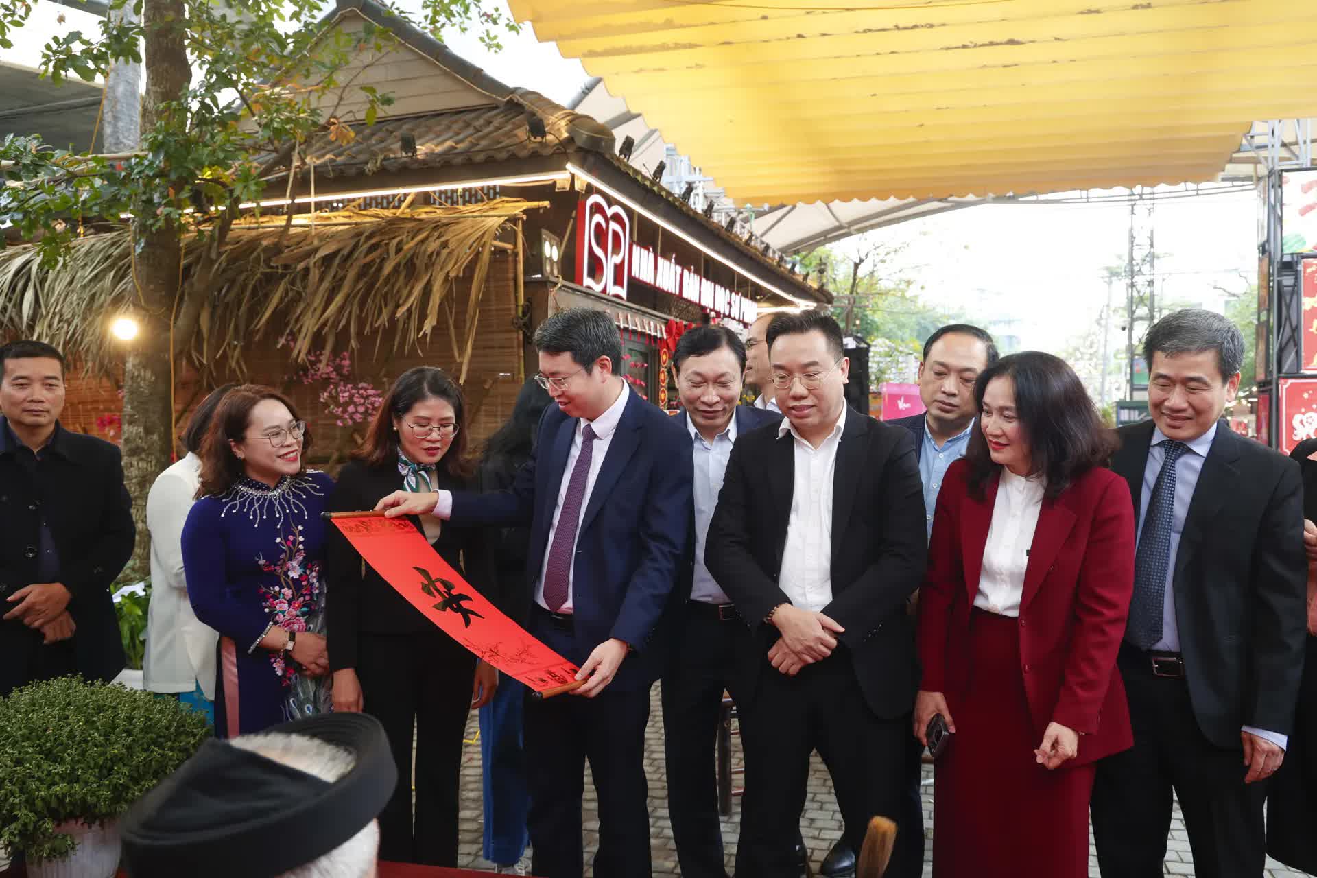 Không khí Tết rộn ràng trên Phố Sách Xuân Bính Ngọ 2026- Ảnh 6.