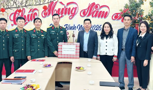 ĐỒNG CHÍ NGUYỄN TRƯỜNG SƠN- BÍ THƯ ĐẢNG ỦY, CHỦ TỊCH HĐND XÃ QUỐC OAI THĂM, CHÚC TẾT CƠ QUAN QUÂN SỰ XÃ QUỐC OAI NHÂN DỊP TẾT BÍNH NGỌ 2026- Ảnh 1.