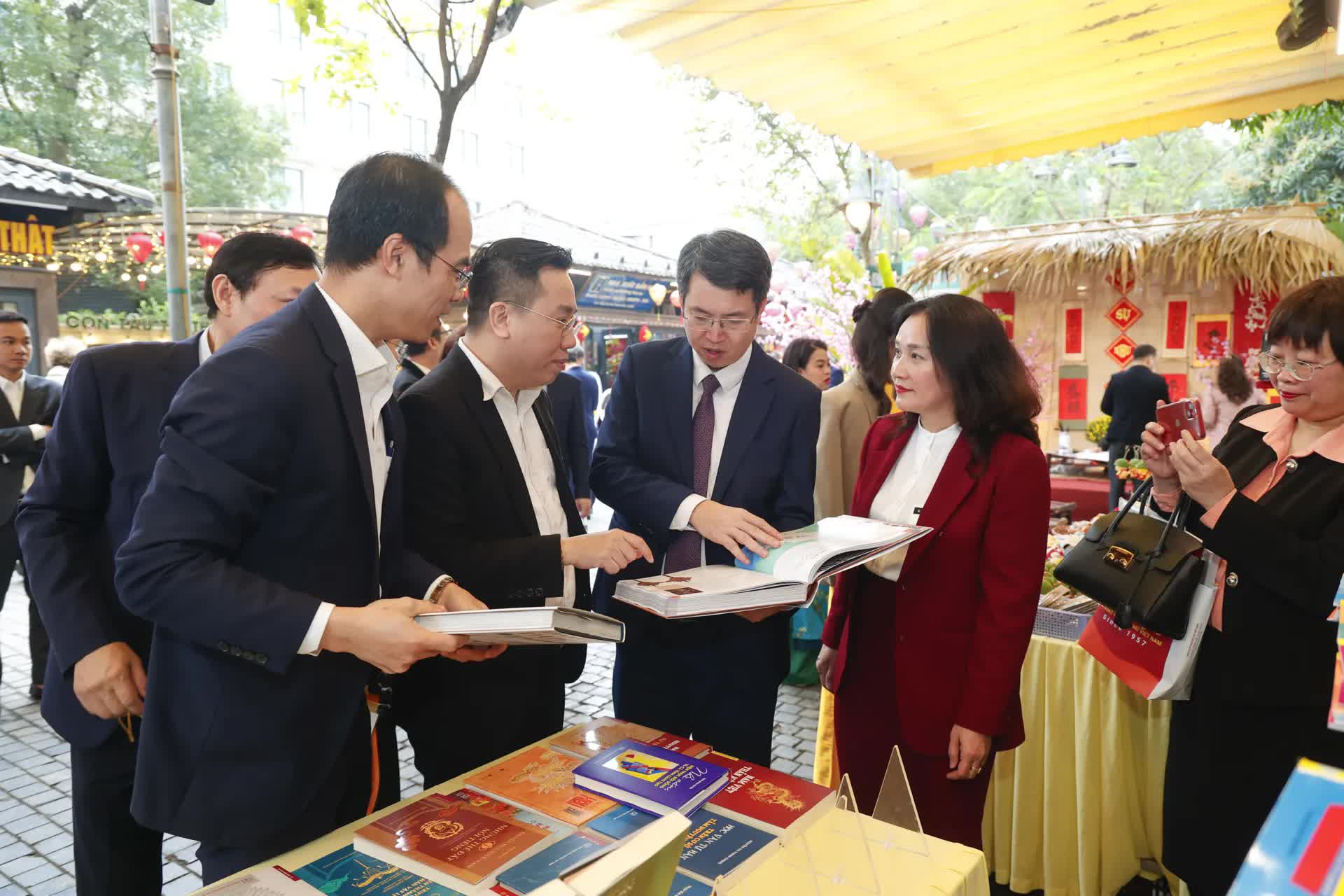 Không khí Tết rộn ràng trên Phố Sách Xuân Bính Ngọ 2026- Ảnh 7.