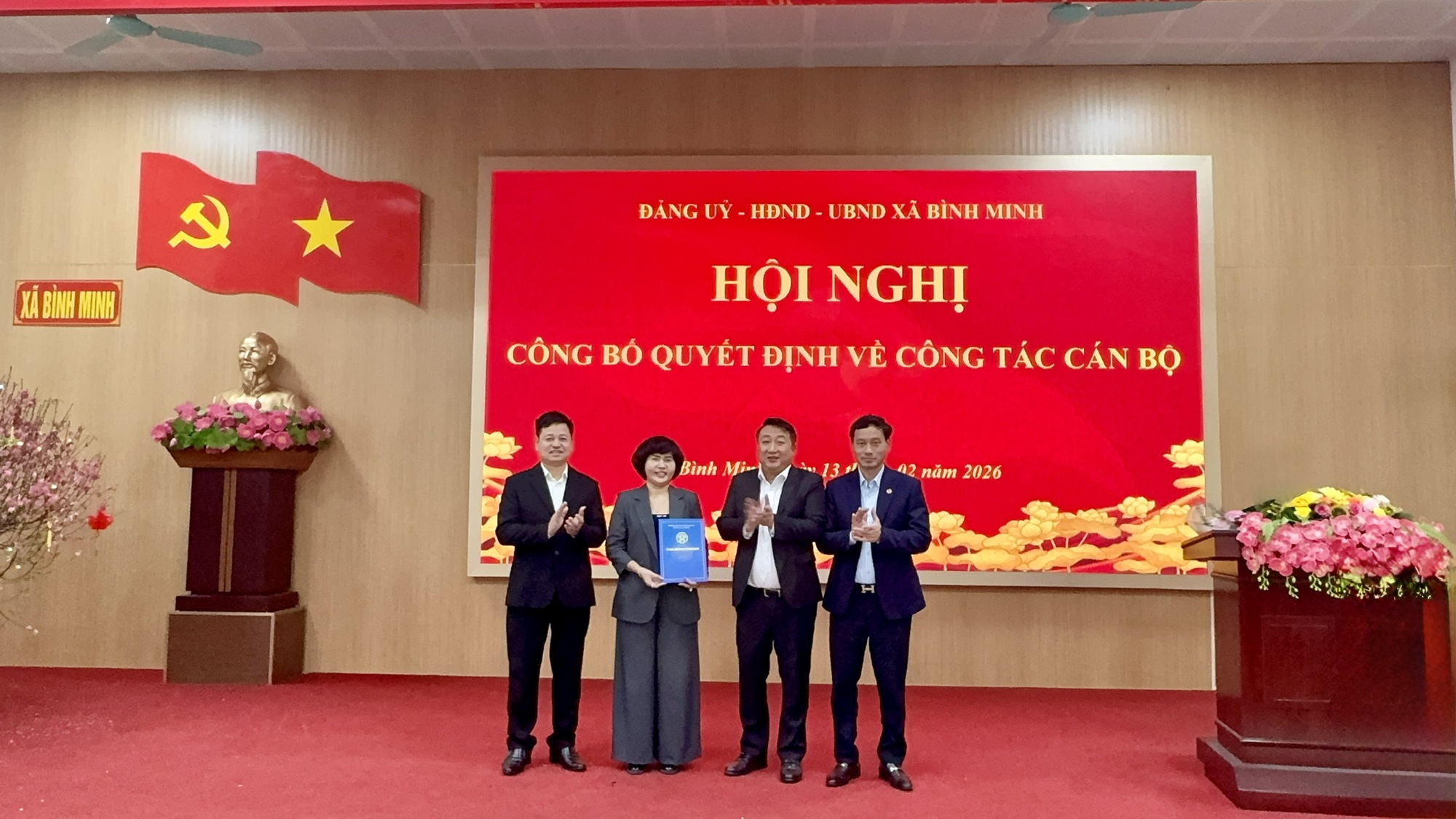 CÔNG BỐ QUYẾT ĐỊNH PHÊ CHUẨN PHÓ CHỦ TỊCH UBND XÃ VÀ KIỆN TOÀN BAN GIÁM ĐỐC TRUNG TÂM DỊCH VỤ TỔNG HỢP XÃ BÌNH MINH