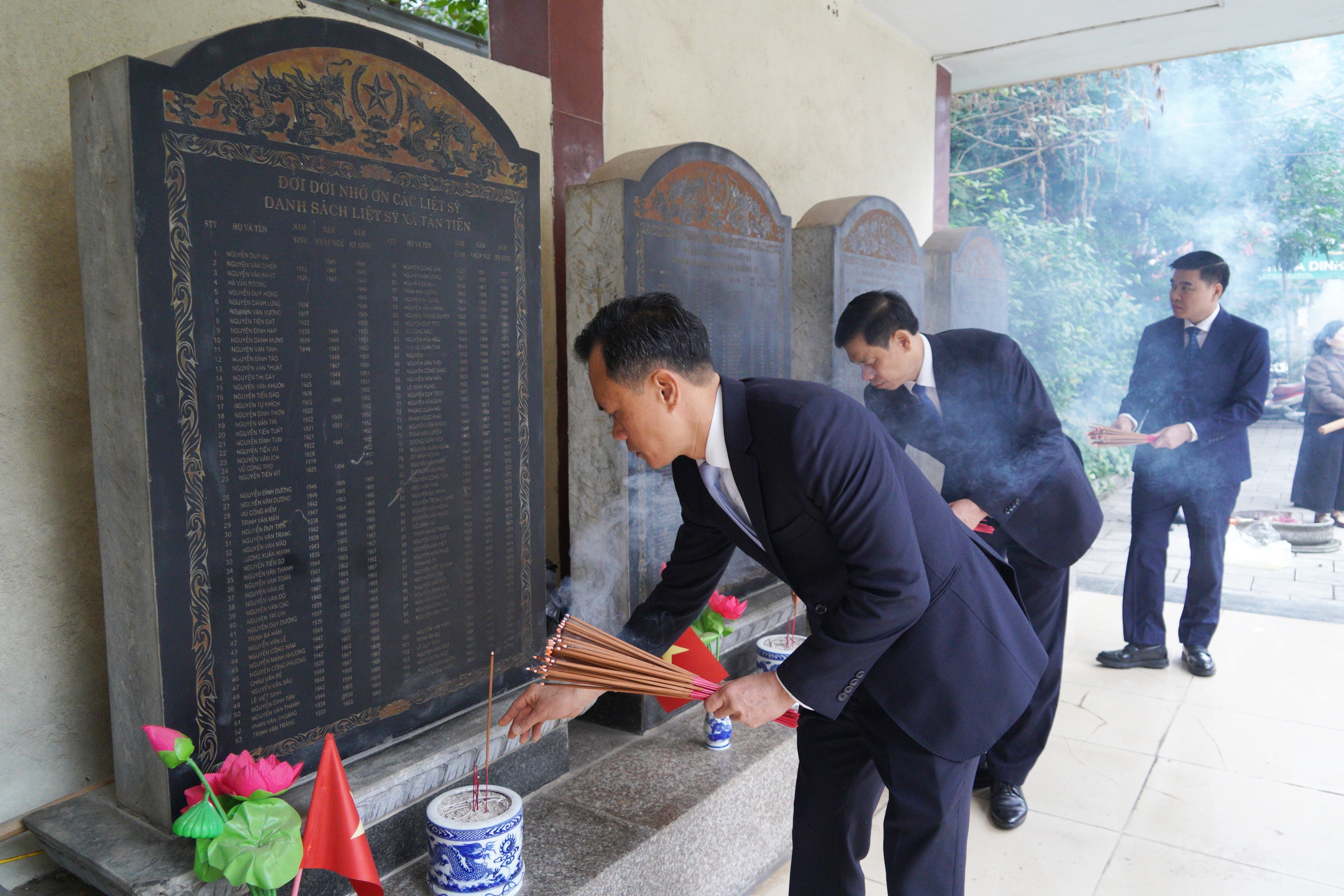 Phường Chương Mỹ dâng hương tưởng niệm các anh hùng liệt sĩ nhân dịp Tết Nguyên đán Bính Ngọ năm 2026- Ảnh 6.