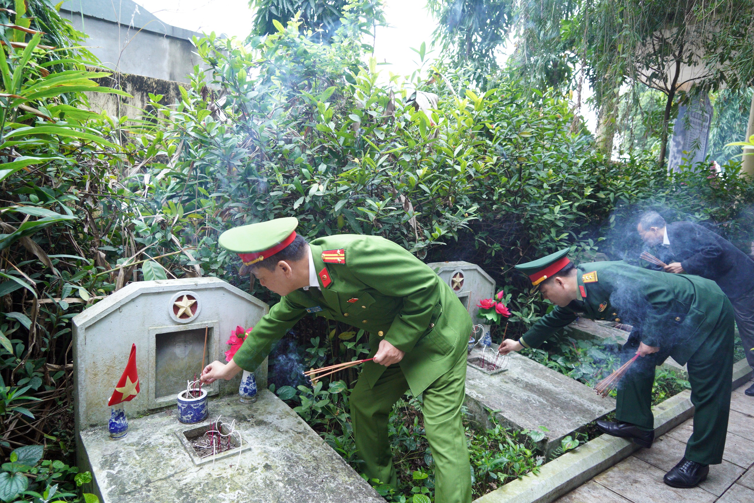 Phường Chương Mỹ dâng hương tưởng niệm các anh hùng liệt sĩ nhân dịp Tết Nguyên đán Bính Ngọ năm 2026- Ảnh 3.