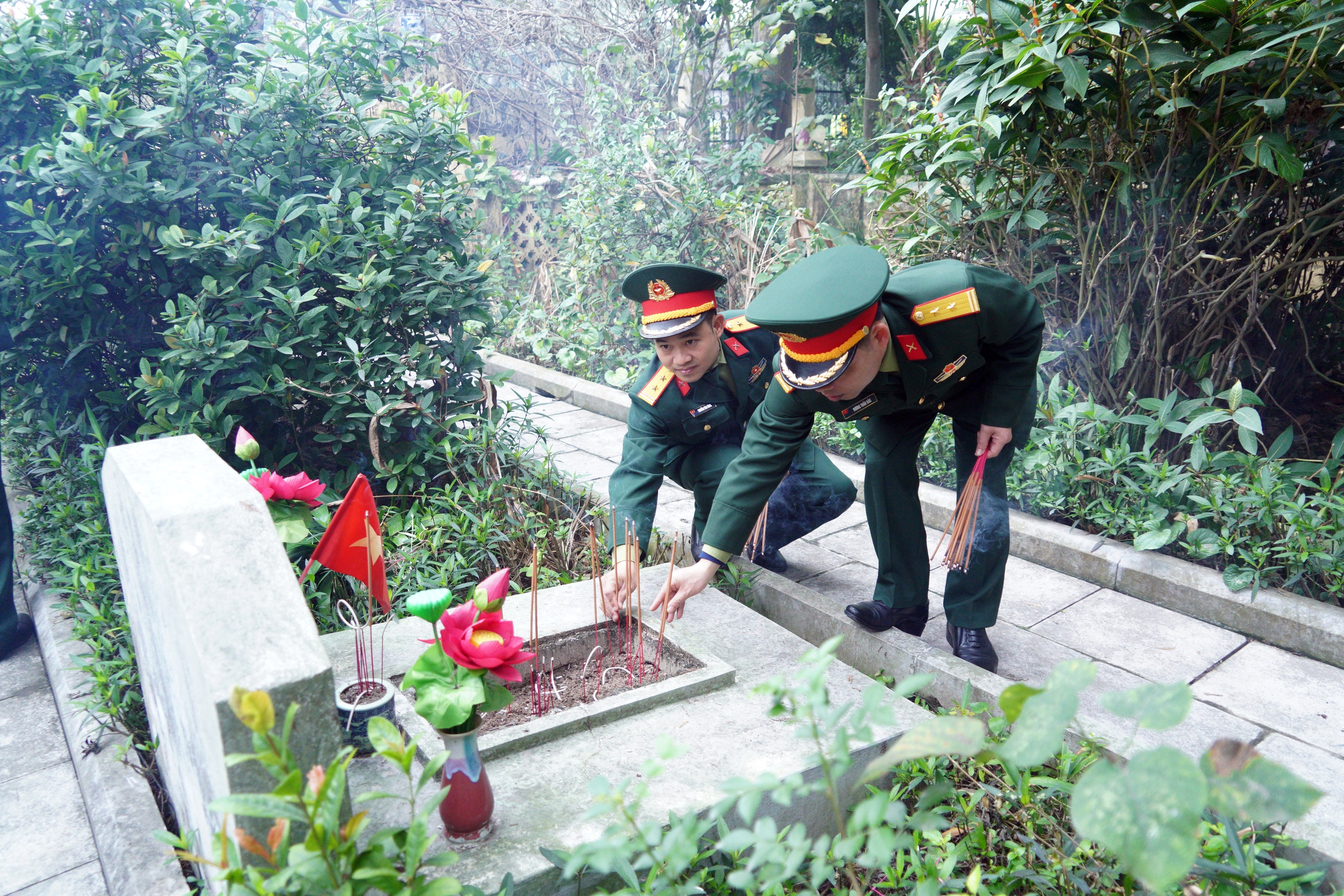 Phường Chương Mỹ dâng hương tưởng niệm các anh hùng liệt sĩ nhân dịp Tết Nguyên đán Bính Ngọ năm 2026- Ảnh 4.