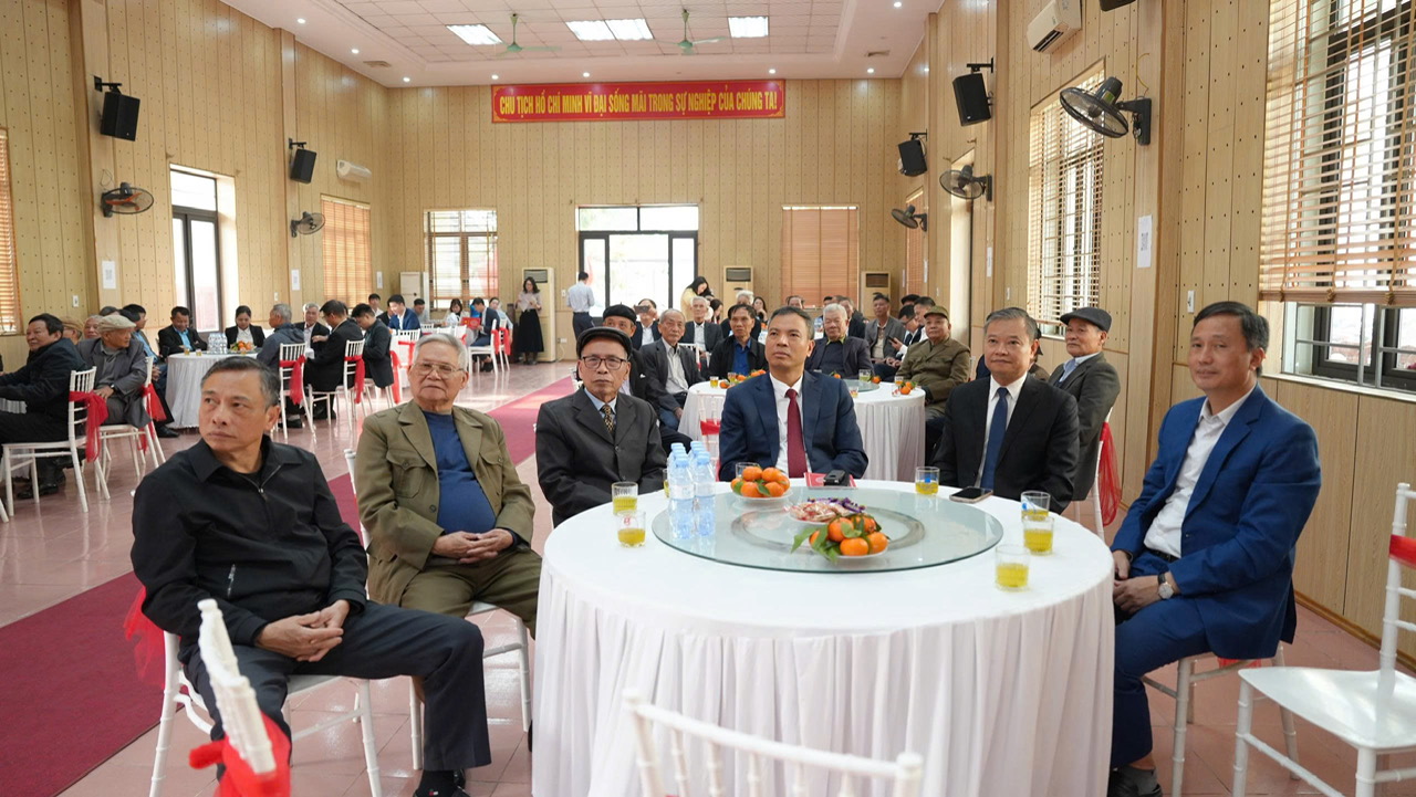 A group of men sitting at a round table  AI-generated content may be incorrect.