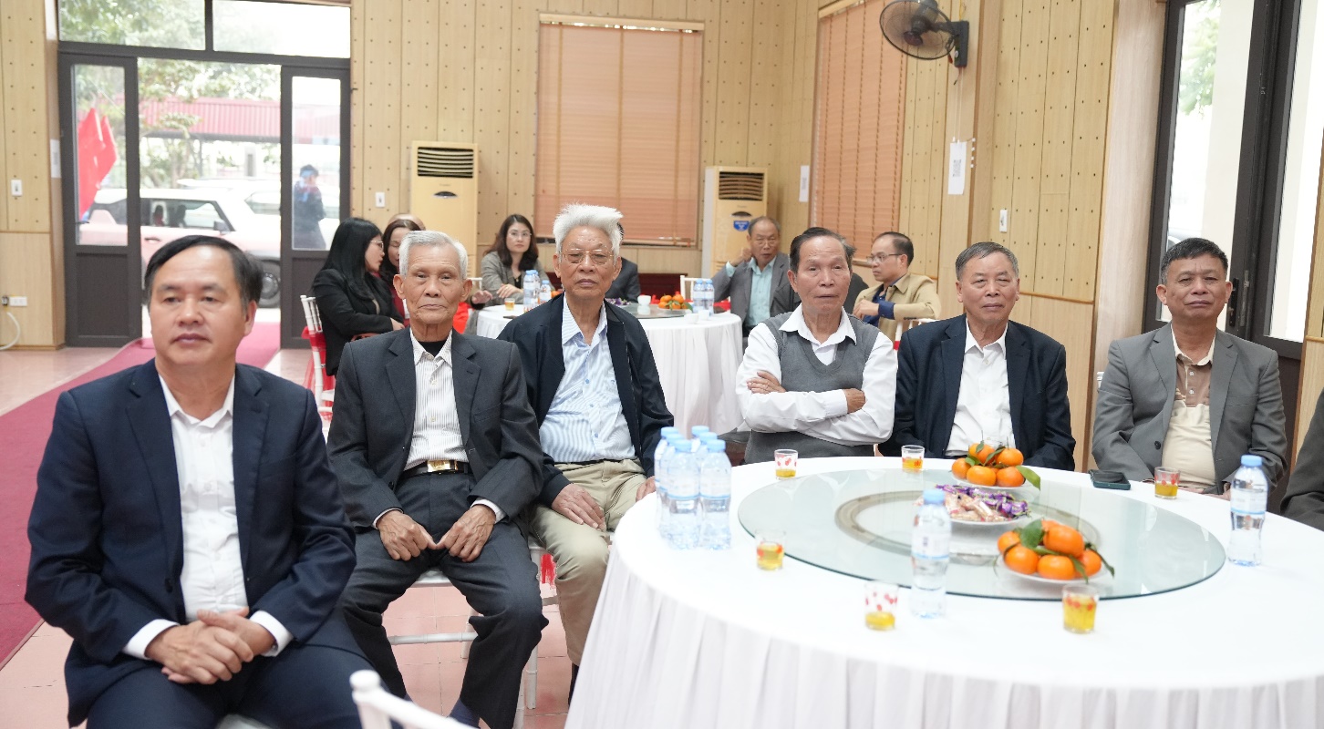 A group of men sitting at a round table  AI-generated content may be incorrect.