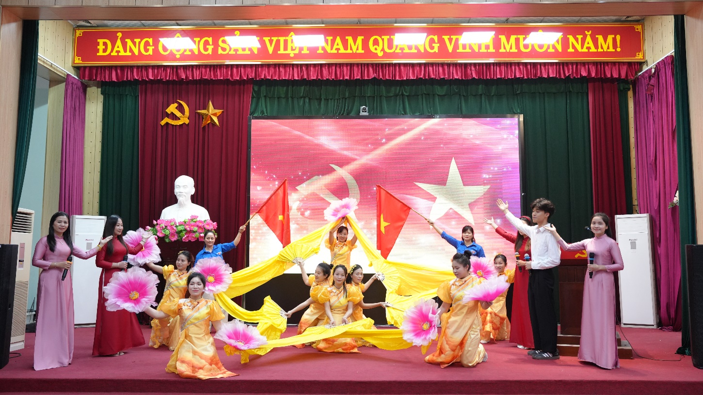 A group of people on a stage  AI-generated content may be incorrect.