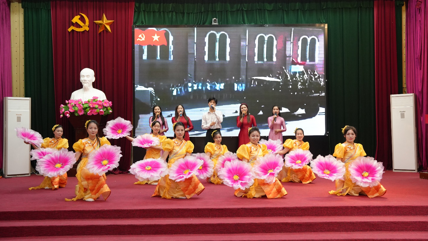 A group of people on a stage  AI-generated content may be incorrect.