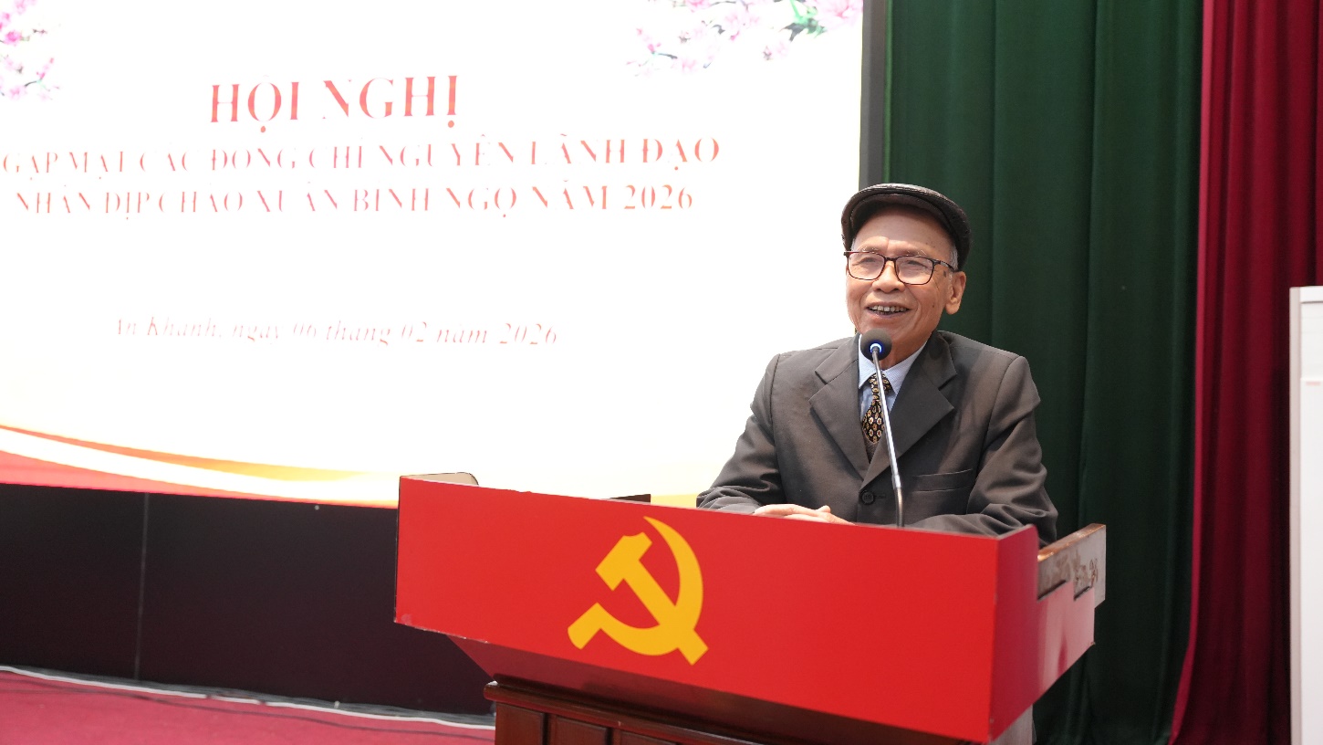 A person standing at a podium  AI-generated content may be incorrect.