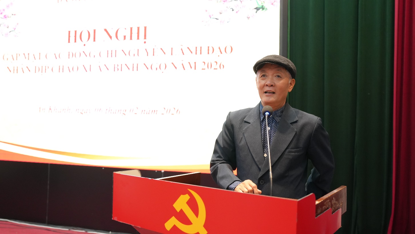 A person standing at a podium  AI-generated content may be incorrect.