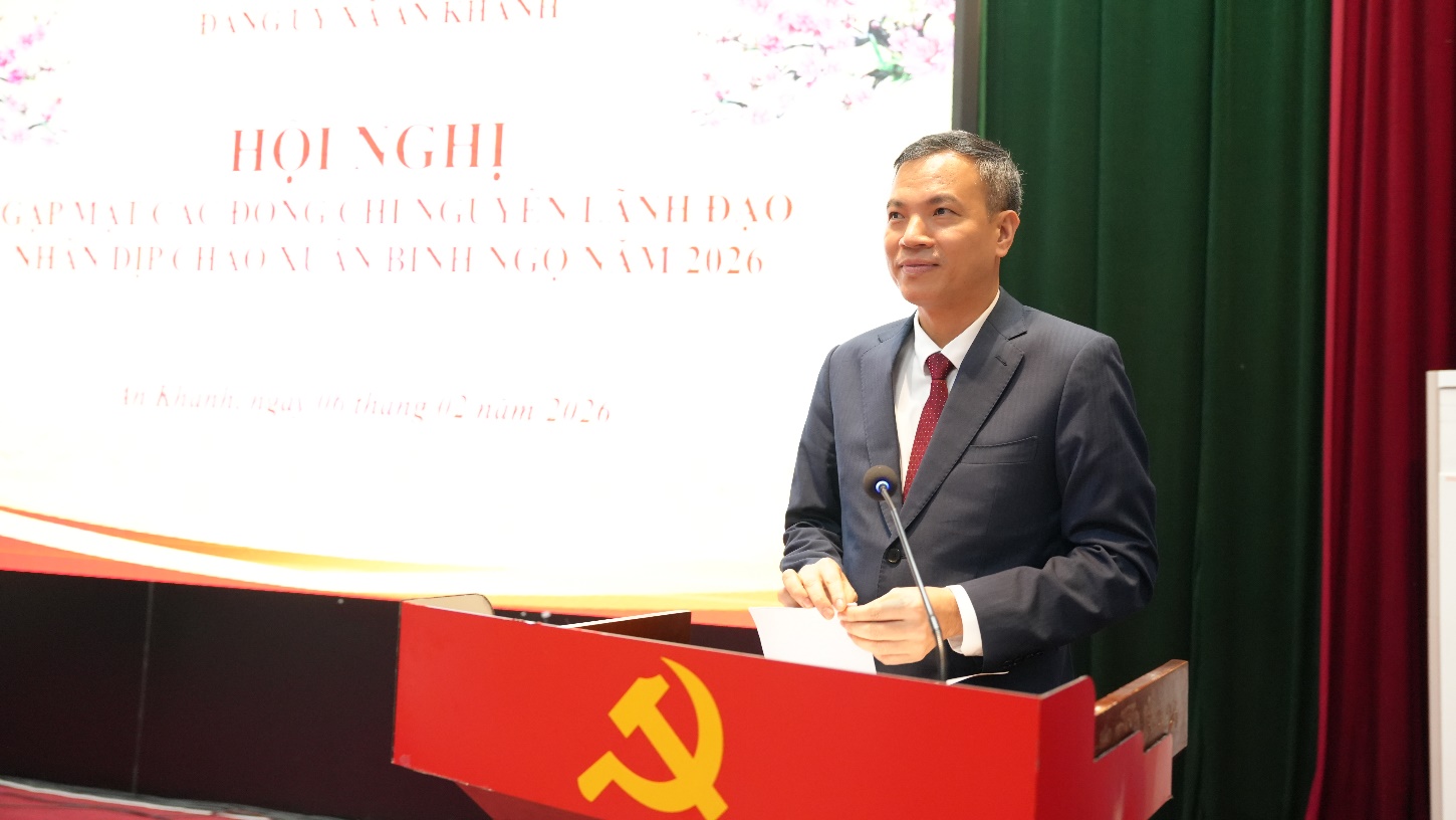 A person standing at a podium  AI-generated content may be incorrect.