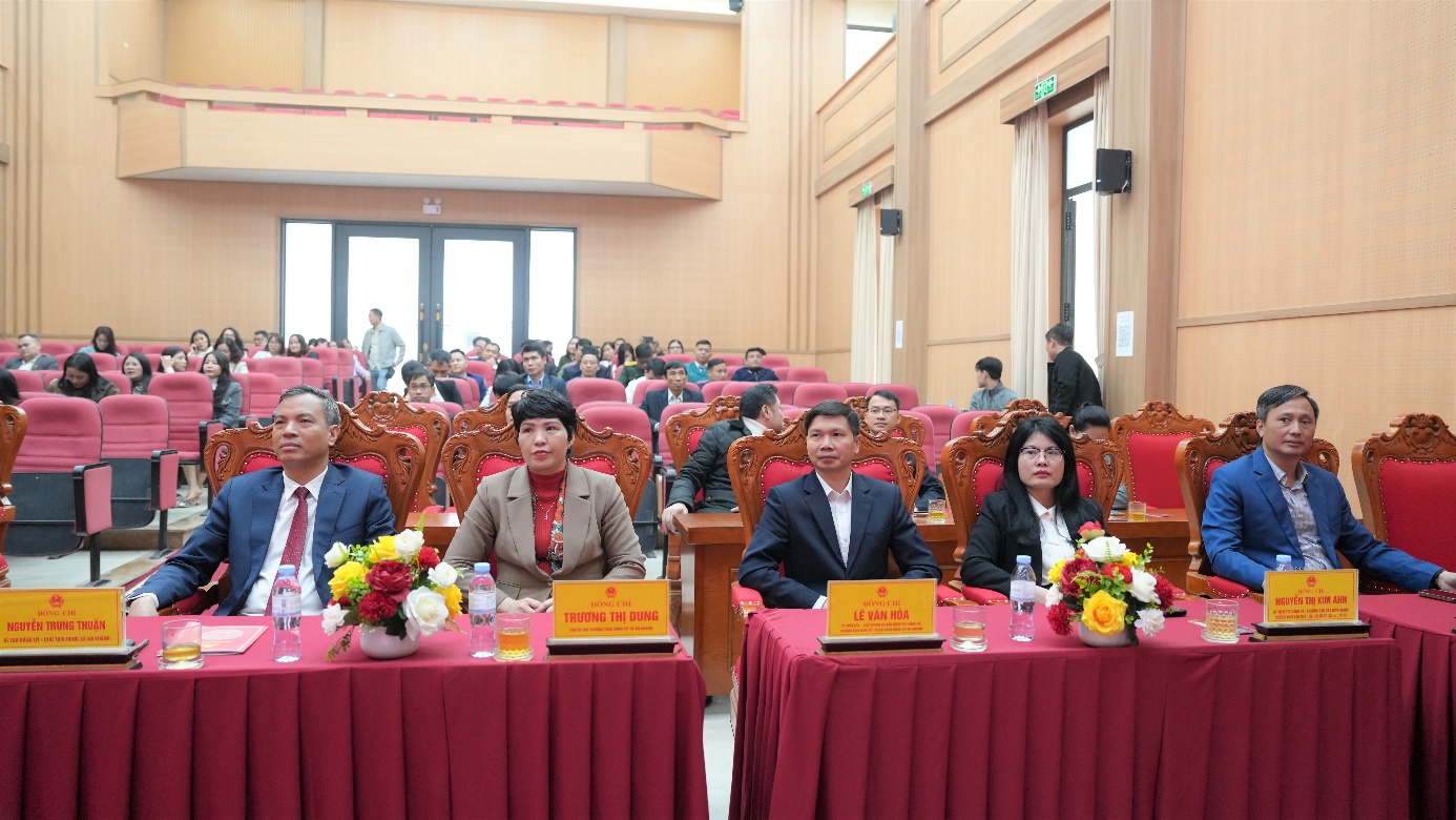 A group of people sitting at tables  AI-generated content may be incorrect.