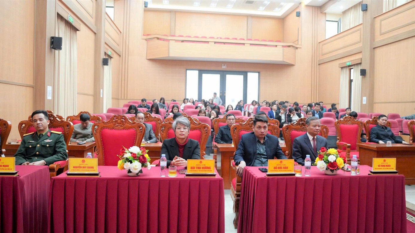 A group of people sitting at tables in a room  AI-generated content may be incorrect.