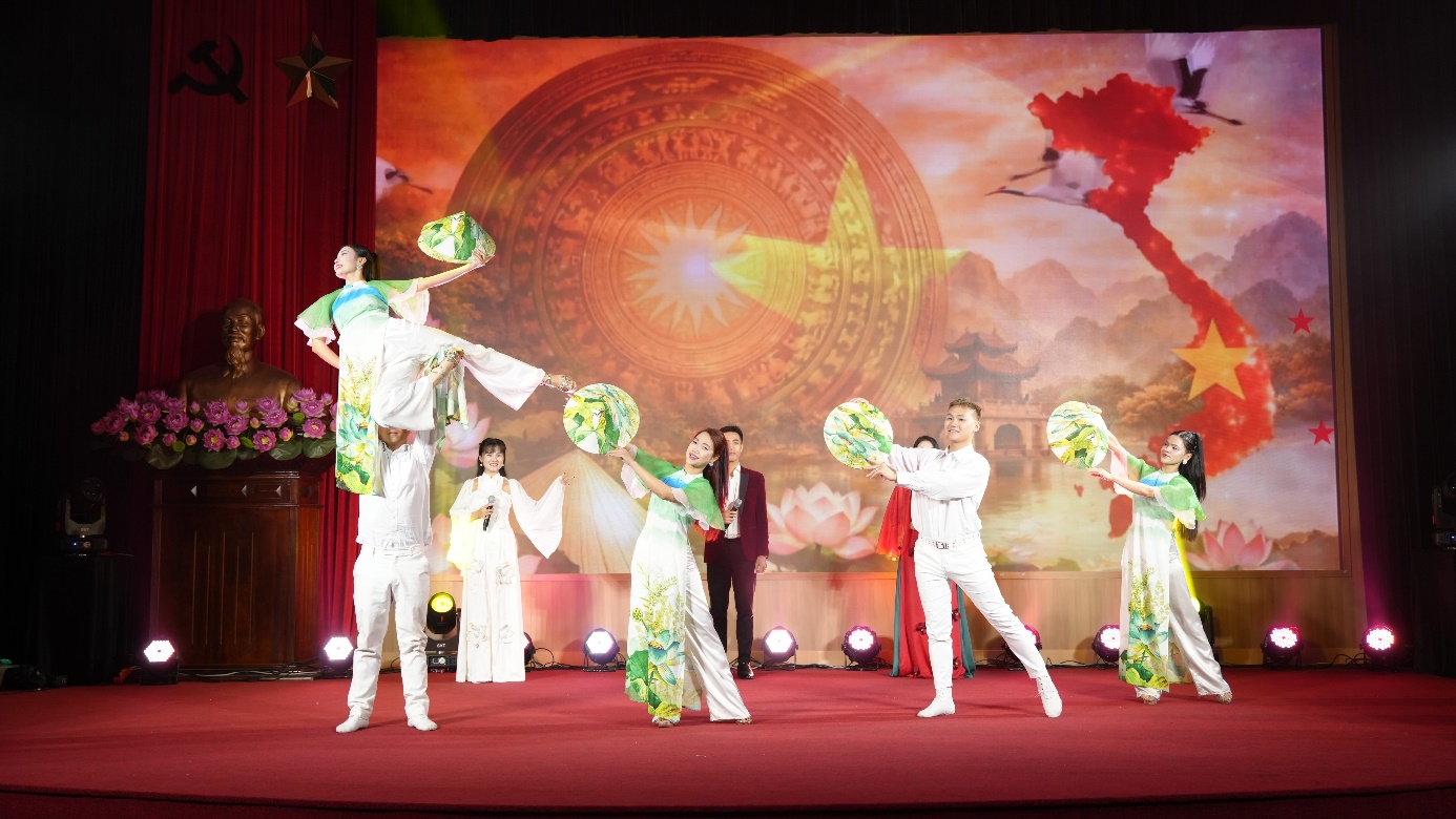 A group of people on a stage  AI-generated content may be incorrect.