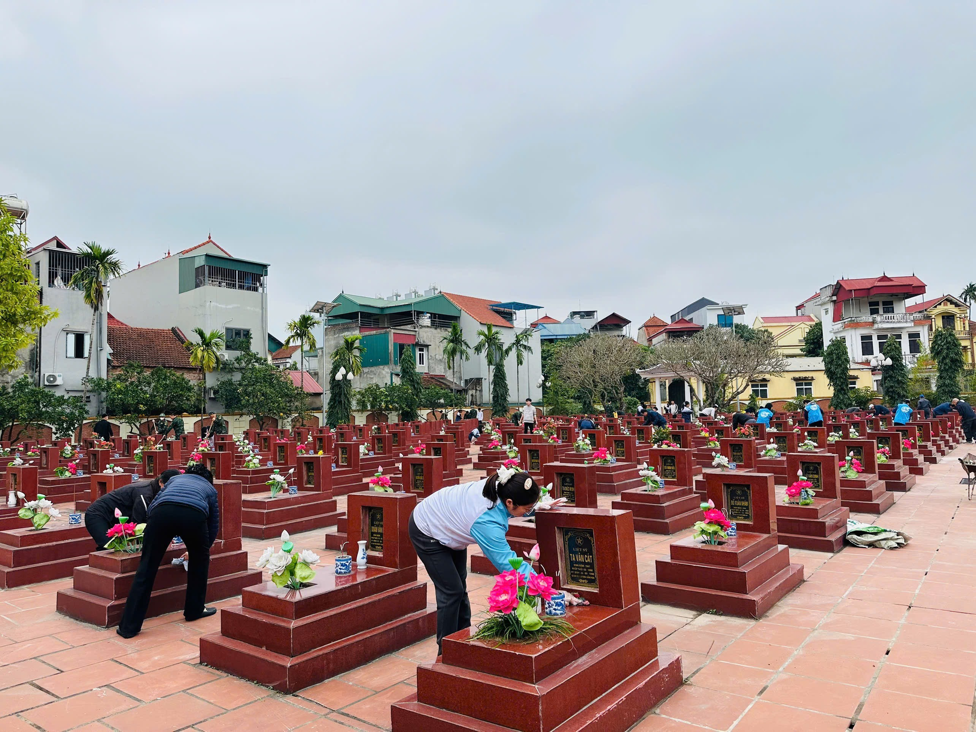 Tổng vệ sinh môi trường khu vực Đài tượng niệm các anh hùng liệt sỹ, Nghĩa trang Liệt sỹ và Đài tưởng niệm chín dũng sỹ, liệt sỹ bảo vệ Đập Phùng.- Ảnh 1.