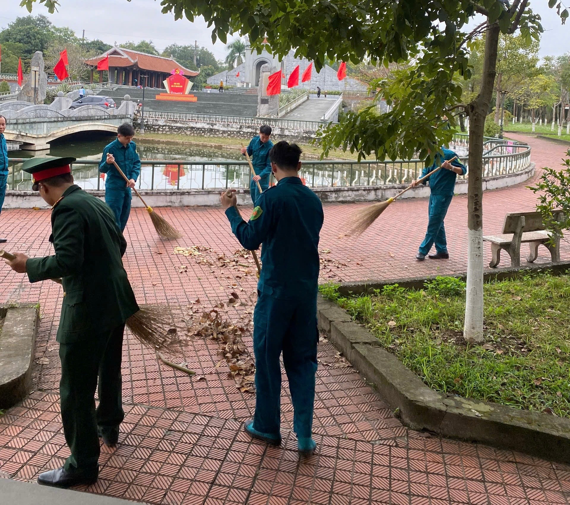 Tổng vệ sinh môi trường khu vực Đài tượng niệm các anh hùng liệt sỹ, Nghĩa trang Liệt sỹ và Đài tưởng niệm chín dũng sỹ, liệt sỹ bảo vệ Đập Phùng.- Ảnh 2.