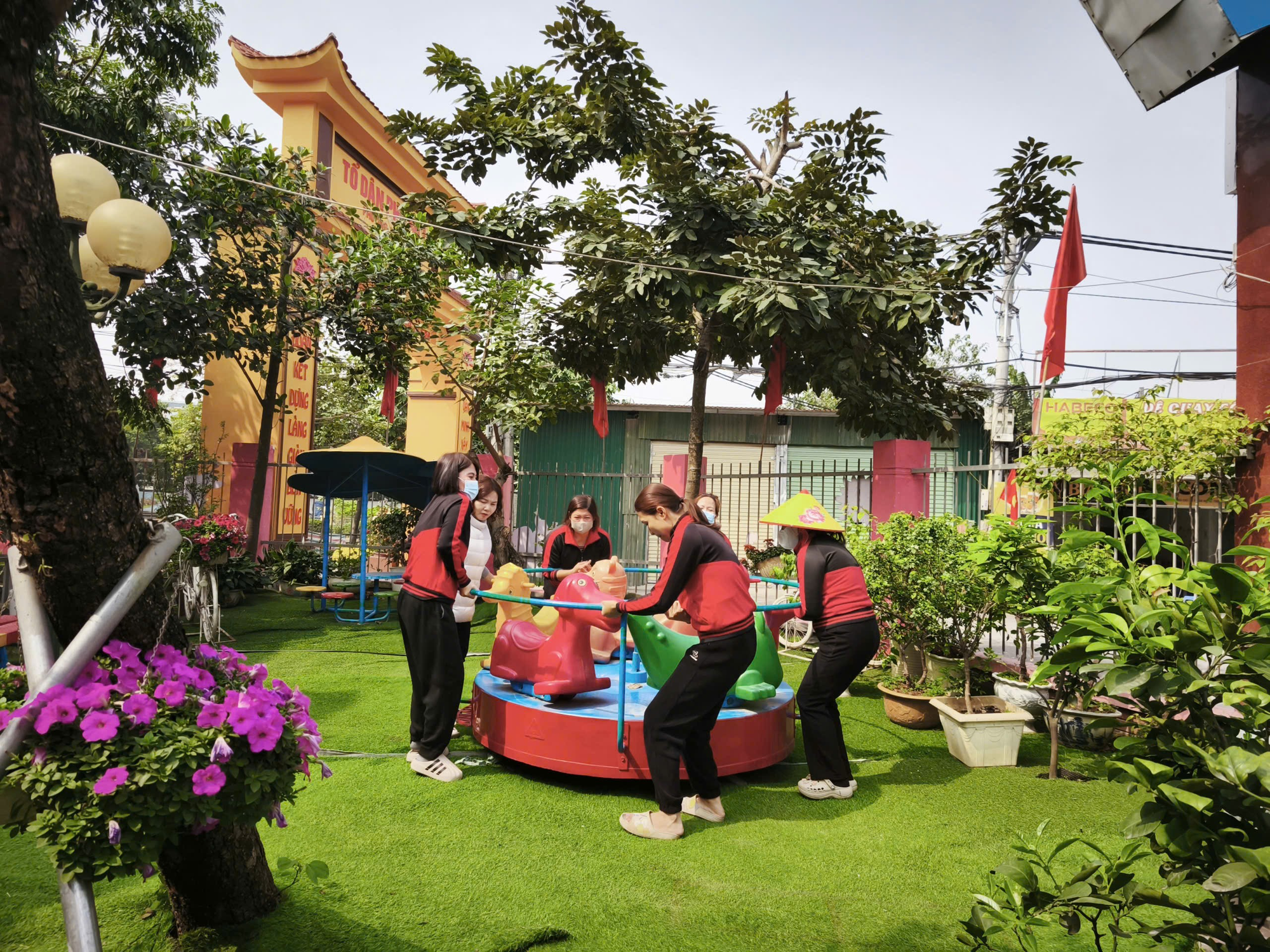 Trường Mầm non A Tứ Hiệp tổ chức ra quân tổng vệ sinh môi trường chào mừng 96 năm Ngày thành lập Đảng Cộng sản Việt Nam và Tết Bính Ngọ 2026- Ảnh 2.