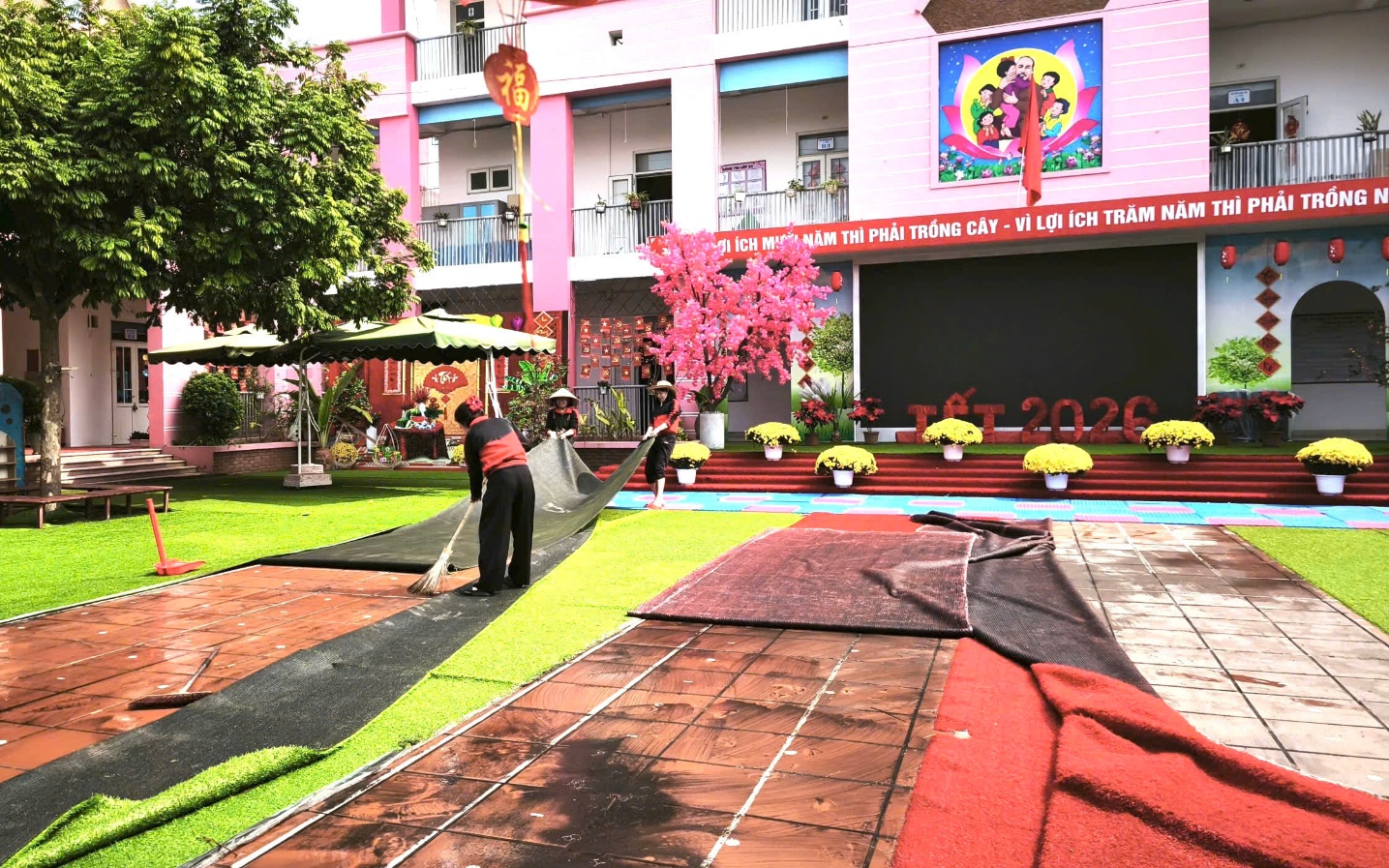 Trường Mầm non A Tứ Hiệp tổ chức ra quân tổng vệ sinh môi trường chào mừng 96 năm Ngày thành lập Đảng Cộng sản Việt Nam và Tết Bính Ngọ 2026- Ảnh 3.