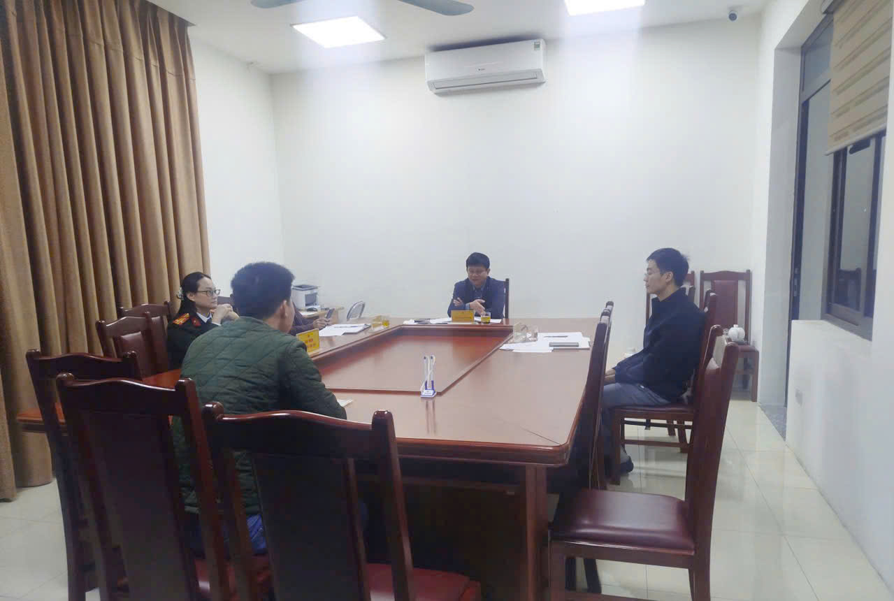 Đồng chí Nguyễn Huy Hoàng - Phó Bí thư Đảng uỷ, Chủ tịch UBND xã Hoài Đức tiếp công dân định kỳ tháng 2/2026- Ảnh 1.