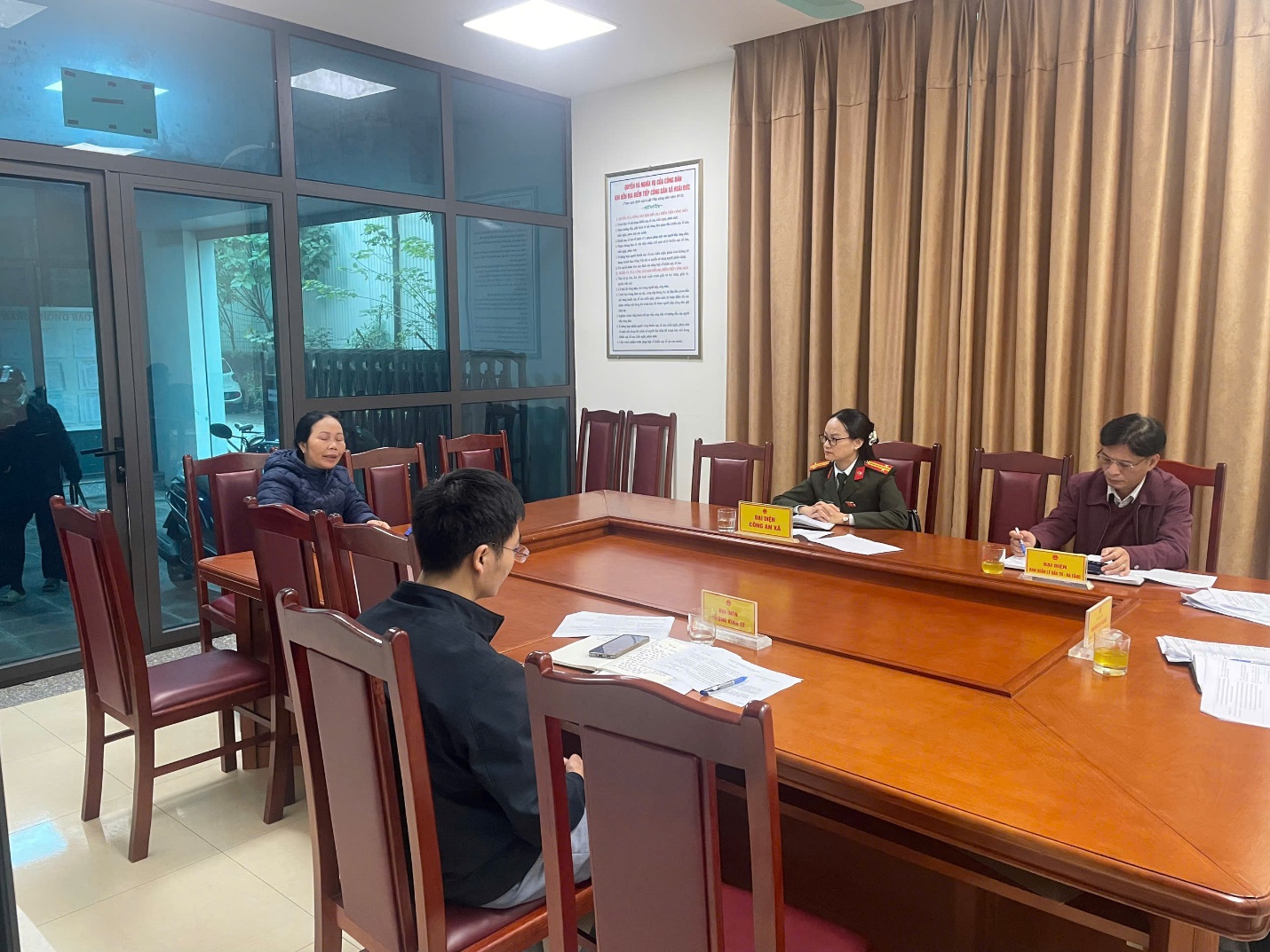 Đồng chí Nguyễn Huy Hoàng - Phó Bí thư Đảng uỷ, Chủ tịch UBND xã Hoài Đức tiếp công dân định kỳ tháng 2/2026- Ảnh 2.