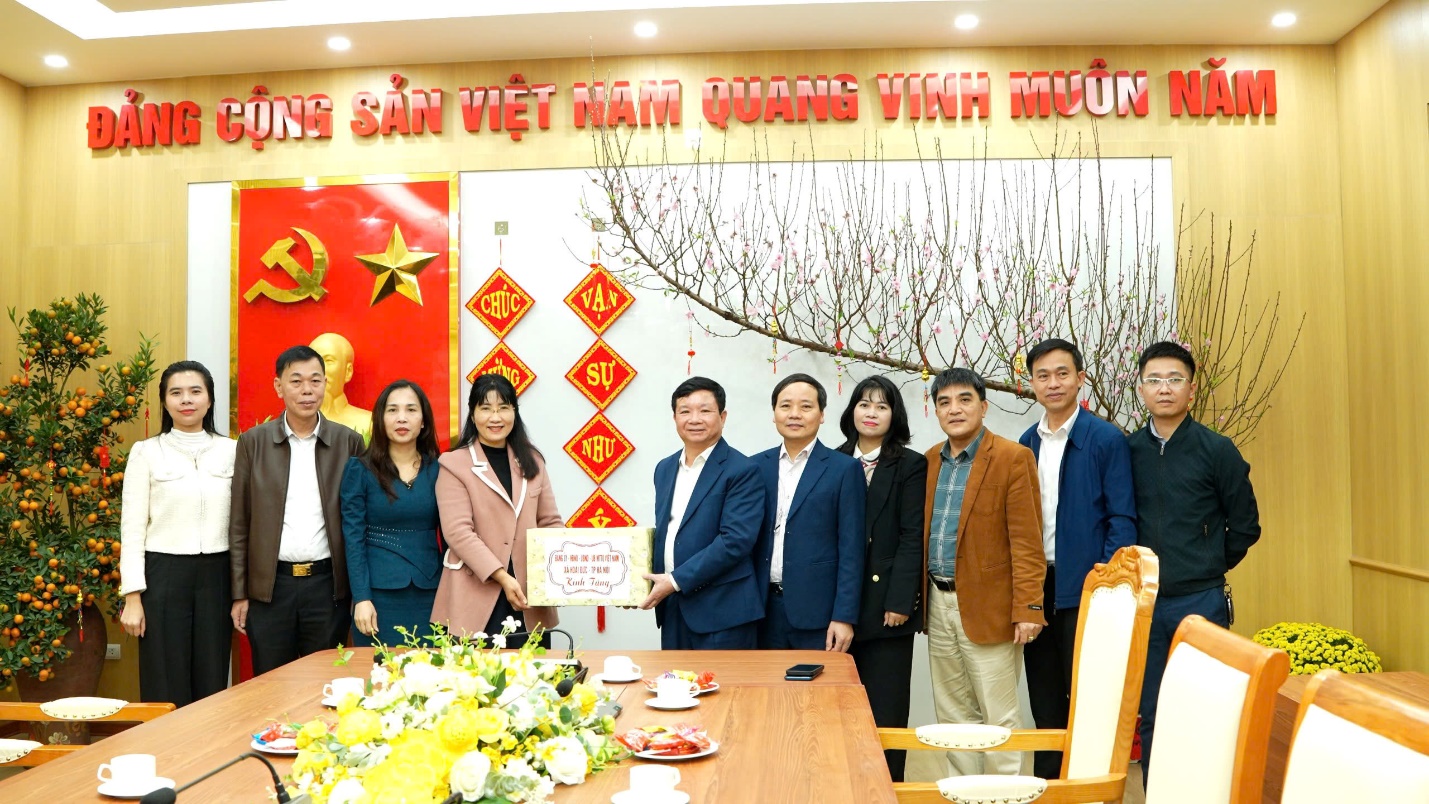 Đoàn công tác của Đảng uỷ - HĐND - UBND - UB MTTQ xã Hoài Đức thăm, chúc Tết và tặng quà xã Vạn Xuân, tỉnh Phú Thọ- Ảnh 3.