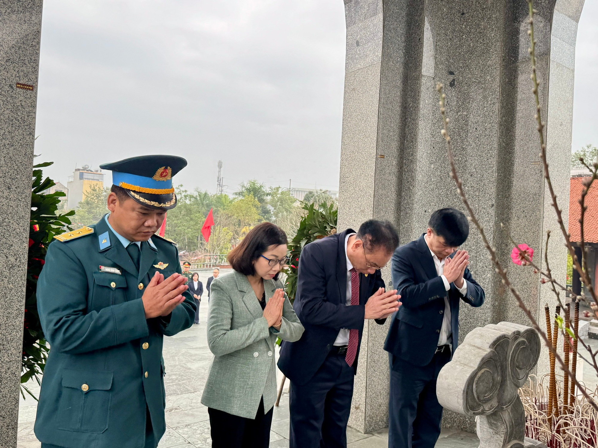 Đảng ủy- HĐND- UBND- UB MTTQ Việt Nam xã dâng hương tưởng niệm các anh hùng liệt sỹ nhân dịp Tết nguyên đán Bính Ngọ 2026.- Ảnh 1.